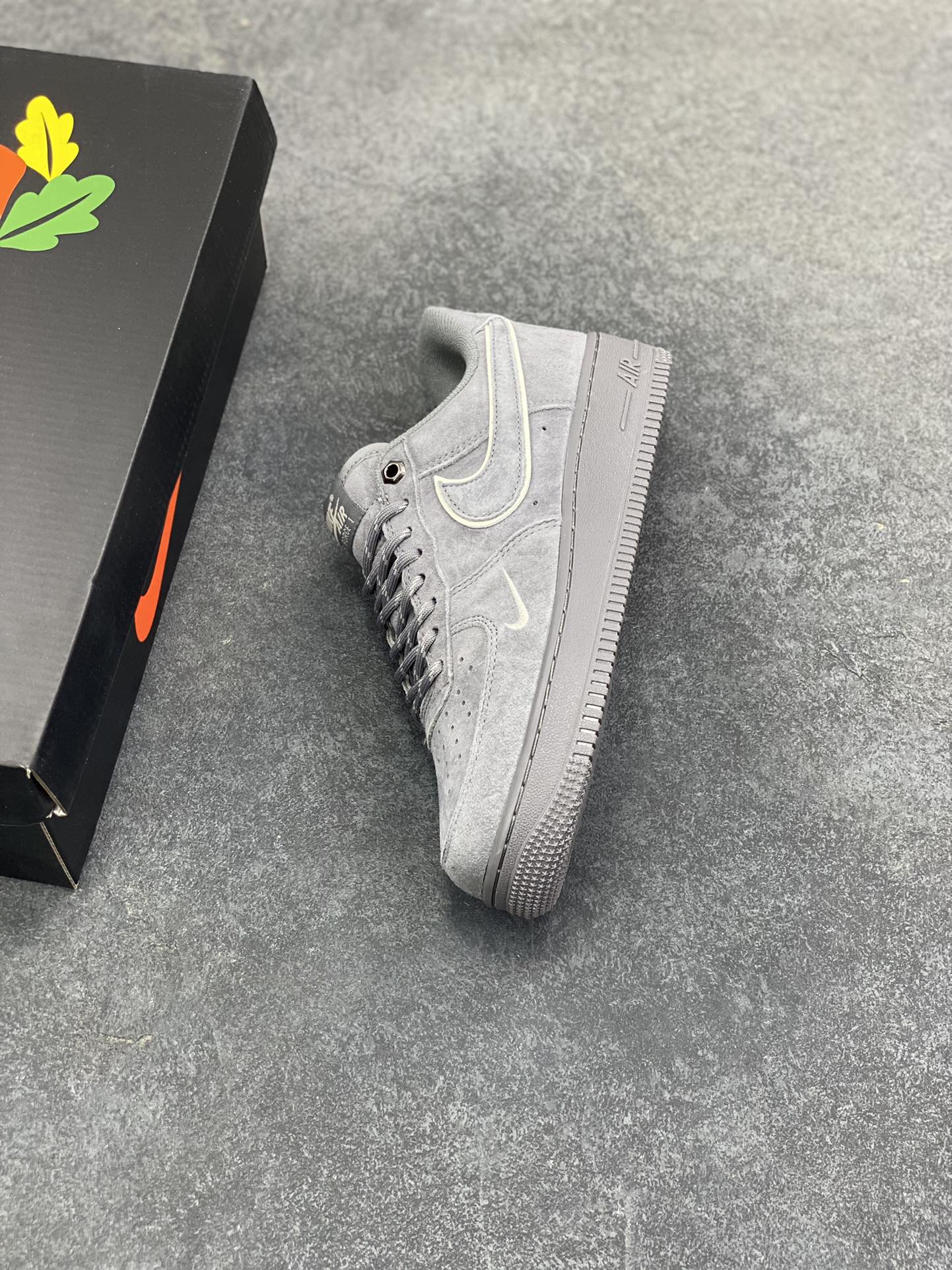 图片[7]-Nike Air Force 1 \’07 Low “头层猪八拼接” 空军一号 高端定制 低帮 运动鞋 休闲鞋 折边针车 工艺难度大 原楦头原纸板 原装鞋盒 定制五金配件 内置全掌气垫 原厂鞋底 货号：DY9867-102 尺码：36 36.5 37.5 38 38.5 39 40 40.5 41 42 42.5 43 44 44.5 45-选品中心