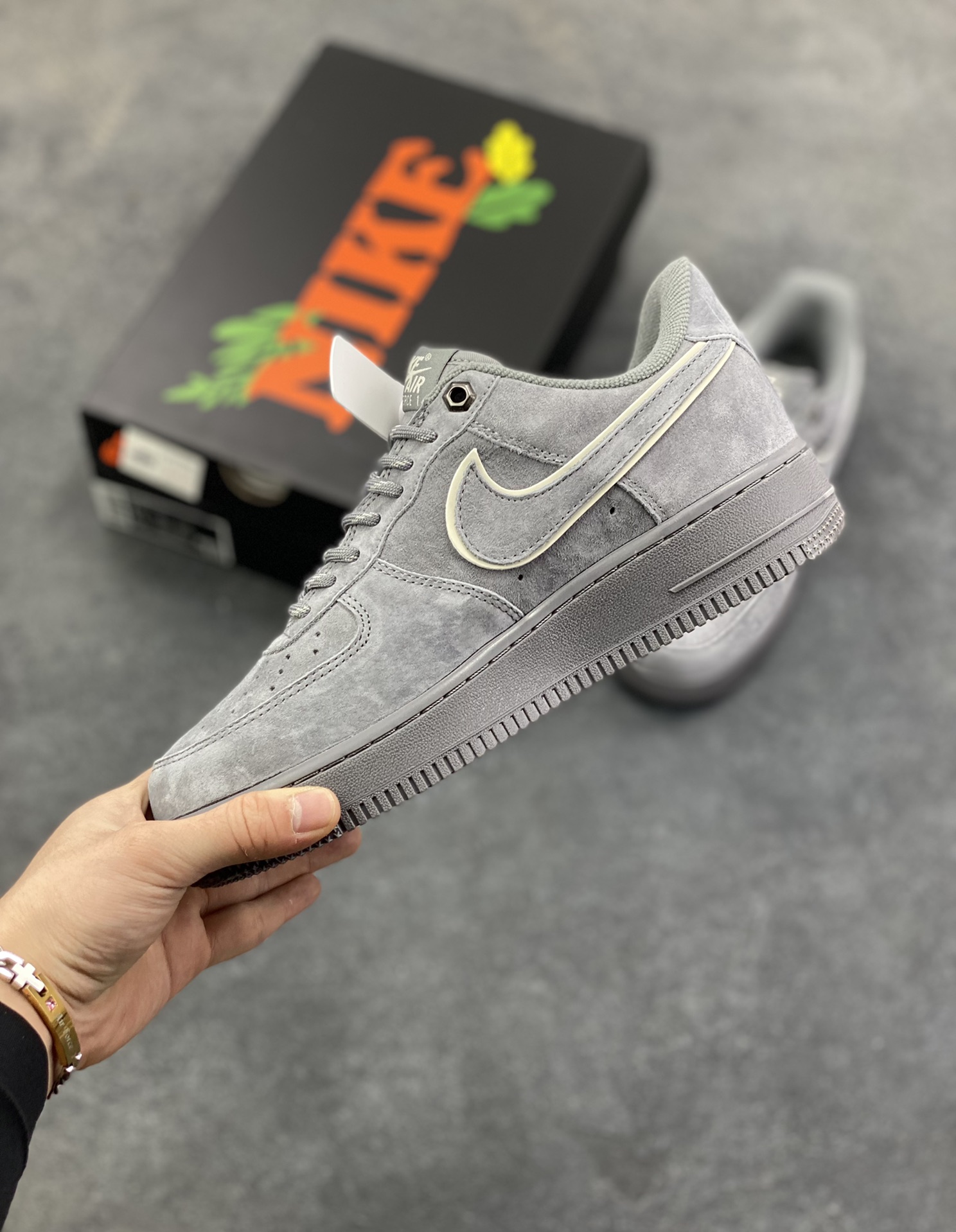 图片[3]-Nike Air Force 1 \’07 Low “头层猪八拼接” 空军一号 高端定制 低帮 运动鞋 休闲鞋 折边针车 工艺难度大 原楦头原纸板 原装鞋盒 定制五金配件 内置全掌气垫 原厂鞋底 货号：DY9867-102 尺码：36 36.5 37.5 38 38.5 39 40 40.5 41 42 42.5 43 44 44.5 45-选品中心