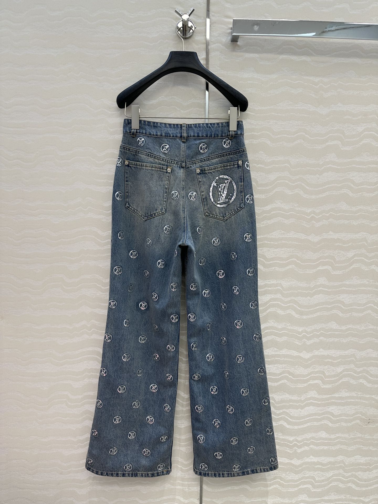 原单品质❤️ 爆单推荐，L滑雪系列金币珠片丹尼牛仔系列！MONOGRAM刺绣珠片满幅logo牛仔长裤！经