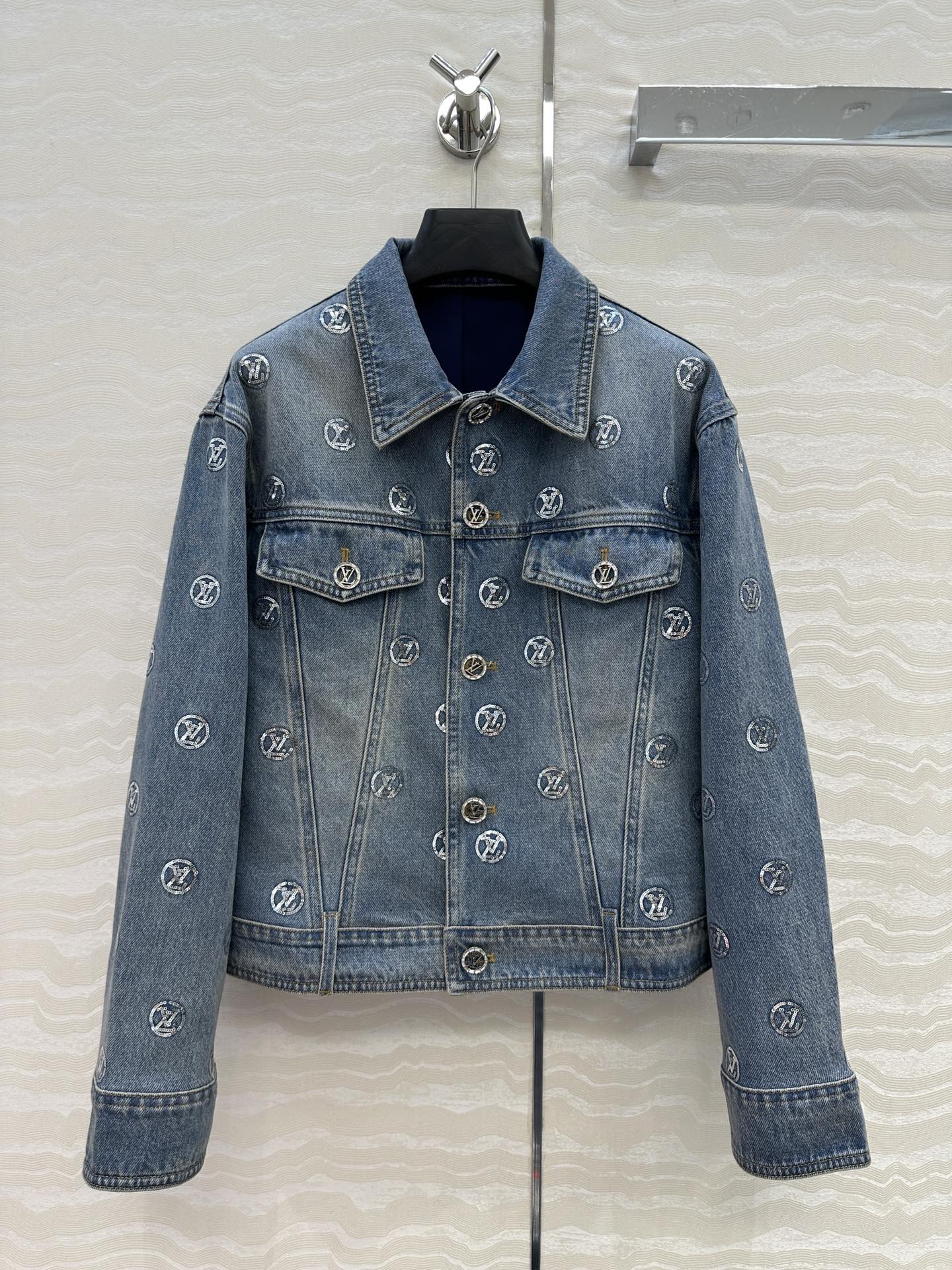 原单品质❤️爆单推荐，L滑雪系列金币珠片丹尼牛仔系列！MONOGRAM满幅刺绣logo牛仔夹克外套！经典