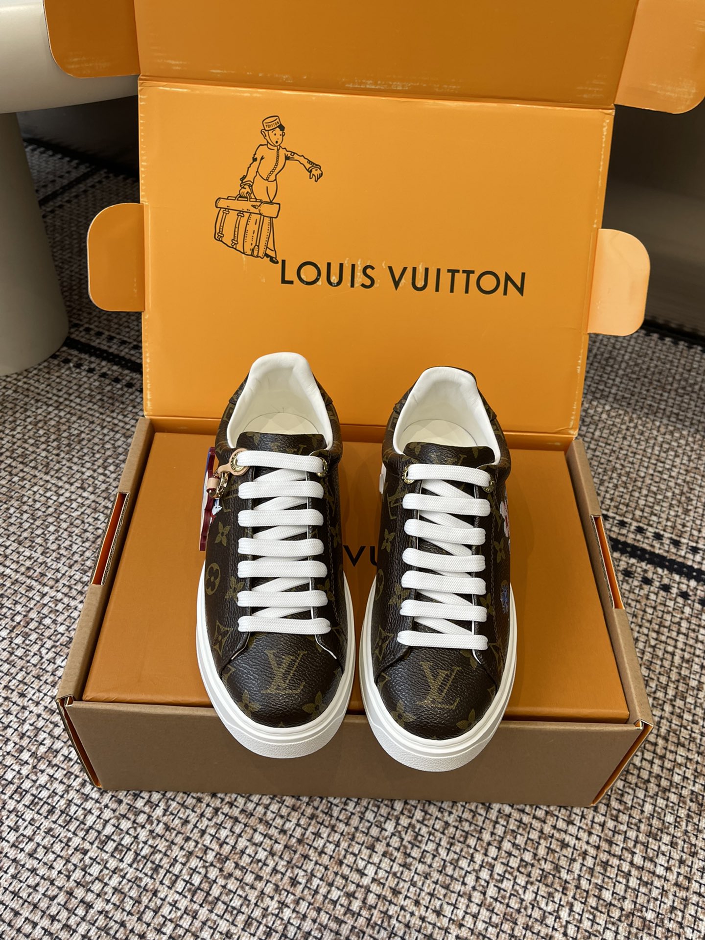 NO:615436,Louis Vuitton Louis Vuitton casual sneakers, white shoes, many Internet celebrity fashion bloggers plant grass, simple shoe grid design, brand LOGO embossing, presbyopia stitching, LV Circle rubber patch on the tongue, rich details, original custom-made silk cowhide lining, water-dyed cowhide on the upper, one-piece molding process EVA feet, original molded TPU outsole, size 35-41 (customized 40 41), casual shoes/sports shoes, louis  vuitton,louis vuitton,louis vuitton,sneakers,cowhide19860909Louis Vuitton 路易威登 休闲板鞋 小白鞋 超多网红时尚博主种草 简约的鞋型格板设计 品牌LOGO压花 老花拼接 鞋舌的 LV Circle 橡胶贴饰丰富细节 鞋面原版定制丝绸牛皮内里水染牛皮 一体成型工艺EVA垫脚 原版开模TPU大底 码数35-41（40 41订做）,休闲鞋/运动鞋,louis vuitton,louis vuitton,louis vuitton,sneakers,cowhide,Women's Shoes