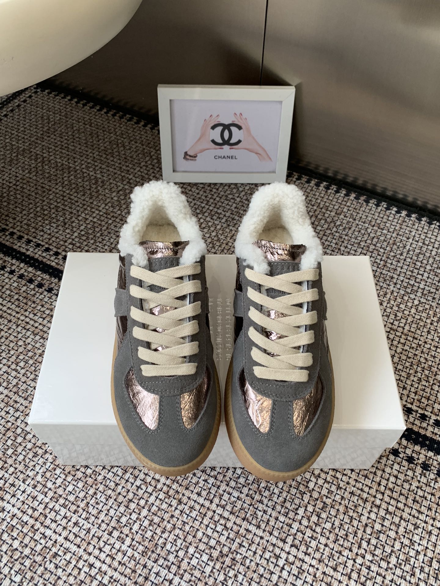 NO:615439,MaisonMargiela MM6 thick-soled velvet moral training shoes. Original purchased and developed. Made by a genius designer brand. An affordable luxury brand. This German training shoe continues the classic T-shaped leather splicing design. It has been carefully improved many times by the design team, just to let you experience the most original military taste~Material: Special material/cloth. The soft and delicate characteristics are combined with the fashionable cloth to make it extremely soft and comfortable.  At the same time, it maintains good breathability ~ Comfort and texture go hand in hand. You can easily wear it with any combination in all seasons. The fabric is original custom-made imported cowhide. The lining is imported soft sheepskin. The original open-molded rubber material. The bottom thickness is 5CM. The size is 35-40 (custom-made 40 pieces are not returnable), casual shoes/sports shoes, masion margiela, masion margiela, sneakers, cowhide, sheepskin.19860909MaisonMargiela MM6 马吉拉 厚底 加绒 德训鞋 原版购入开发 做货 鬼才设计师品牌 一个轻奢品牌 这一款德国训练鞋延续了经典的T形真皮拼接设计 经过设计团队多次的精心改良,只为让您体验最原始的军旅味道~材质 特殊材料/布面 柔软细腻的特点与时尚潮流的布面相结合 使其既有超高的柔软舒适度 又同时保持不错的透气性能~舒适与质感并行 轻松驾驭四季穿着任何搭配 面料原版定制进口牛皮 内里进口柔软羊皮里 原版开模橡胶材质 底厚5CM 码数35-40（40订做不退换）,休闲鞋/运动鞋,masion margiela,masion margiela,sneakers,cowhide,sheepskin,Women's Shoes