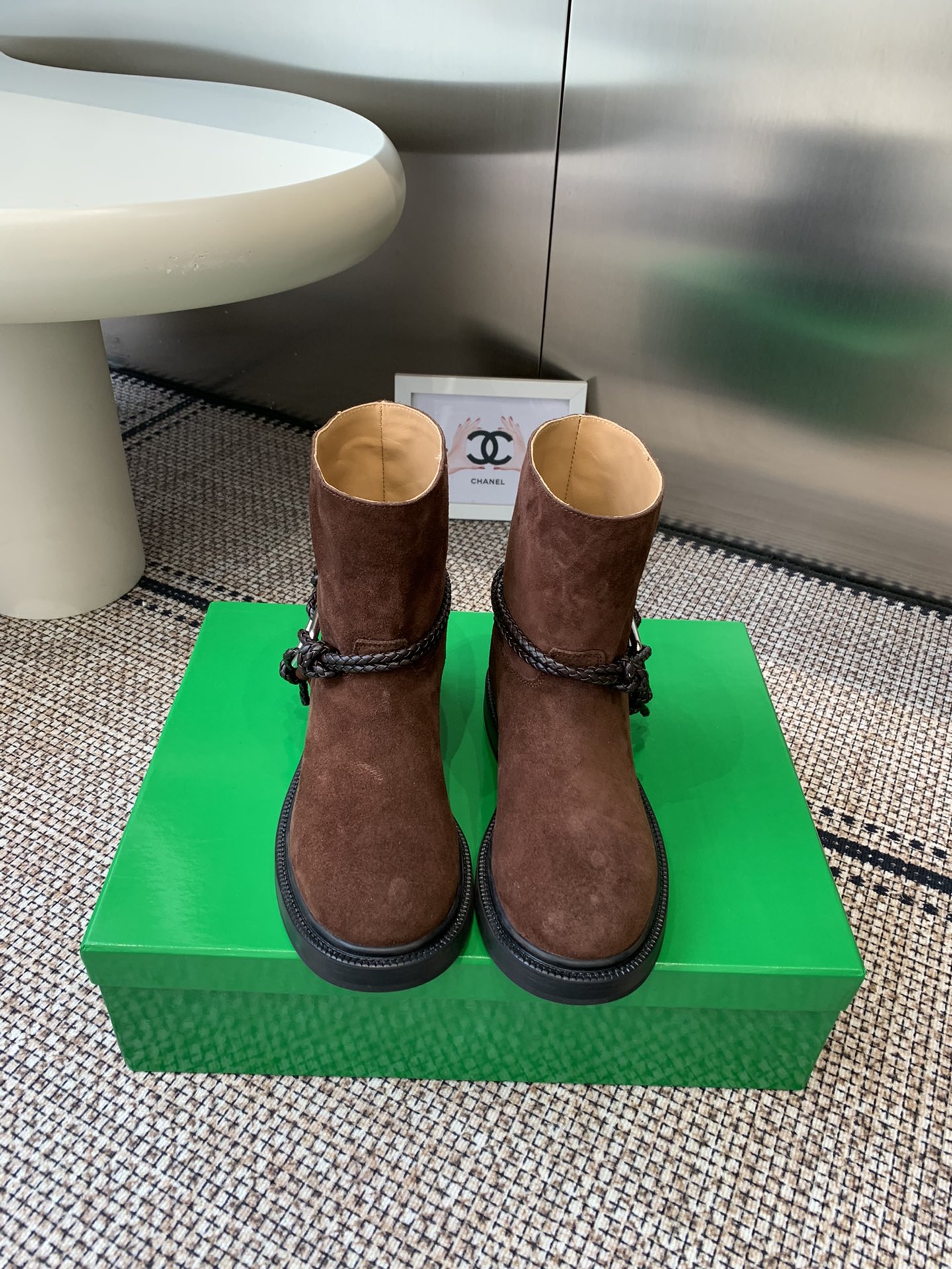 NO:615434,Bottega Veneta BV's new autumn and winter slip-on fashionable knight boots are so cool. I fell in love with this pair of rope boots at first sight. They must be locked up. The classic rope braid wraps around the boot body. It is matched with the iconic triangular metal buckle. The black and silver collision comes with a cool filter. When worn, you can instantly transform into a street girl. The boot shape shows off your long legs. Whether you wear it with floor-length jeans for a casual and relaxed look, a miniskirt for a hot girl style or even a suit pants for the elite route in the workplace.  It is the 'master key' for autumn and winter wear. Suede upper, BV traditional dark brown cowhide lining, Italian genuine leather sole, forefoot injection molded non-slip rubber, code number 35-40 (40 customized), boots, bottega veneta, bottega veneta, boots, skirts, jeans, business suit, cowhide, chamois leather19860909Bottega Veneta BV秋冬新款 一脚蹬时尚 骑士靴 太酷了 一眼就爱上 这双绳结靴必须锁死 经典绳结编织缠绕靴身 搭配标志性三角金属扣 黑银碰撞自带酷飒滤镜 穿上直接化身街头拽姐 靴型超显腿长 不管是配拖地牛仔裤走随性松弛感 还是搭迷你裙玩辣妹风 甚至配西装裤走职场精英路线 都能完美适配 秋冬穿搭“万能钥匙”就是它 鞋面麂皮 内里BV传统深咖色牛皮里 意大利真皮底前掌注塑防滑橡胶 码数35-40（40定做）,靴子,bottega veneta,bottega veneta,boots,skirts,jeans,business suit,cowhide,chamois leather,Women's Shoes