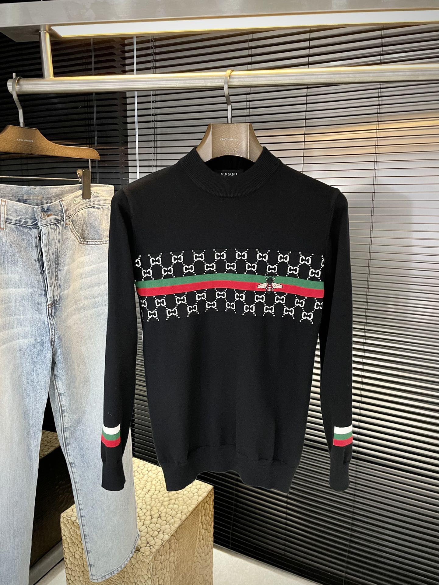 NO:597480,P Gucc (Gucci) new sweater for autumn and winter 2025. This year’s latest fabric is imported first-class Tencel wool fabric. It is simple, elegant and easy to match. The combination is personalized and fashionable, which means you don’t have to think about what to wear for too long when you wake up in the morning. Simple and casual can never go wrong. Wearing it with multiple layers is full of fashion!  Size M to XXXL,,gucci,gucci,sweaters,alexander wang19860909P  Gucc（古驰）2025秋冬季新品毛衣,今年最新面料采用进口一等品天丝羊毛面料,简单大方易搭配 搭配个性时尚,就是你早上起来不用思考太久要穿什么.而简单休闲永远不会出错.穿出多层次感潮犯十足！尺码 M一XXXL,,gucci,gucci,sweaters,alexander wang,Men's clothing