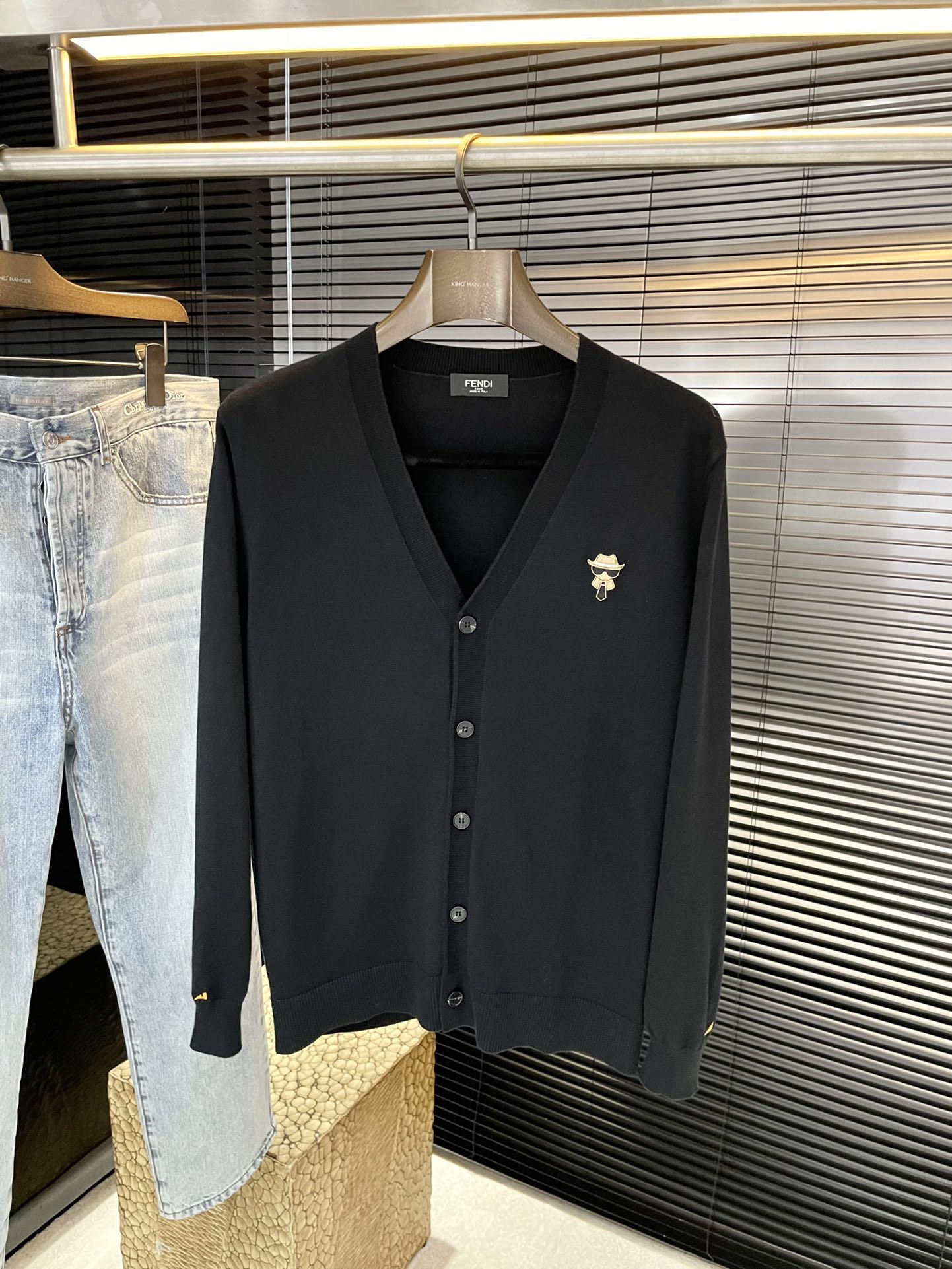 NO:597483,P FEND (Fendi) 2025 autumn and winter new cardigan sweater. This year’s latest fabric is imported first-class Tencel wool fabric. It is simple, elegant and easy to match. The matching is personalized and fashionable, that is, you don’t have to think for too long about what to wear when you wake up in the morning. Simple and casual can never go wrong. Wear it with multiple layers and feel fashionable!  Size M to XXXL,,fendi,fendi,sweaters,alexander wang19860909P  FEND（芬迪）2025秋冬季新品开衫毛衣,今年最新面料采用进口一等品天丝羊毛面料,简单大方易搭配 搭配个性时尚,就是你早上起来不用思考太久要穿什么.而简单休闲永远不会出错.穿出多层次感潮犯十足！尺码 M一XXXL,,fendi,fendi,sweaters,alexander wang,Men's clothing