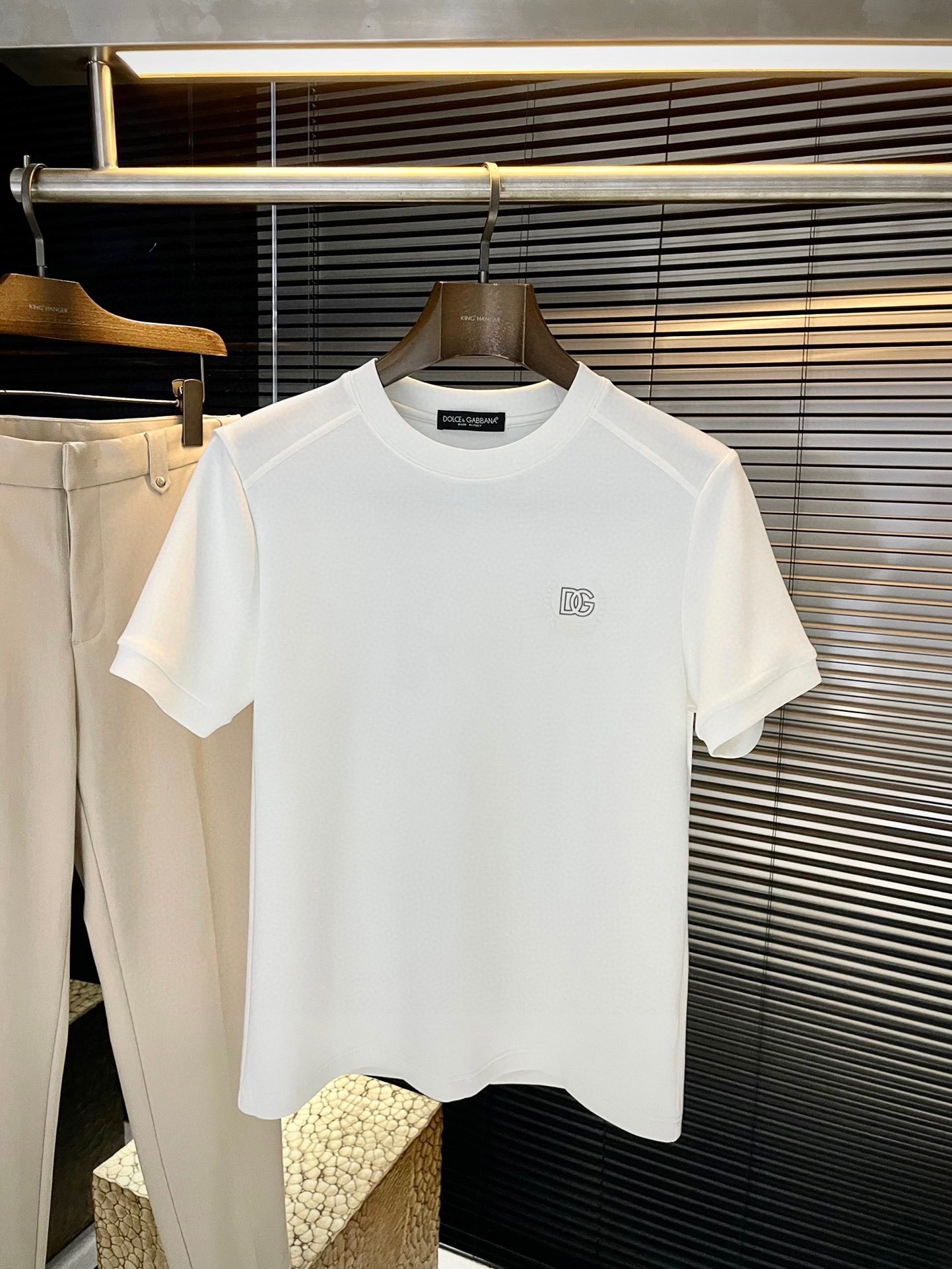 NO:597486,P Dolce&Gabba-(Dolce & Gabbana) VIP advanced customization 2025 autumn new short-sleeved base. Versatile style. Anyone can easily control it. The fabric is fully customized. High-count custom modal fabric. The fabric feels soft, and the upper body is comfortable and soft. The simple style is very classy, ​​simple and stylish, and the tailoring is slim. It is very refined, shows aura, and will highlight the sophistication of business men!  Size M-3XL,,Dolce&Gabbana,Dolce&Gabbana,T-shirt,alexander wang19860909P  Dolce&Gabba-（杜嘉班纳） VIP高级定制 2025秋季新款短袖打底 百搭款式 任何人都可以轻松驾驭 面料全订制工艺 高支定制莫代尔面料 面料手感柔软,上身舒适柔软 简约的款式非常显档次,简约个性时尚,版型剪裁属于修身款 非常精致,显气场,又会凸显商务男士的精致！尺码 M-3XL,,Dolce&Gabbana,Dolce&Gabbana,T-shirt,alexander wang,Men's clothing