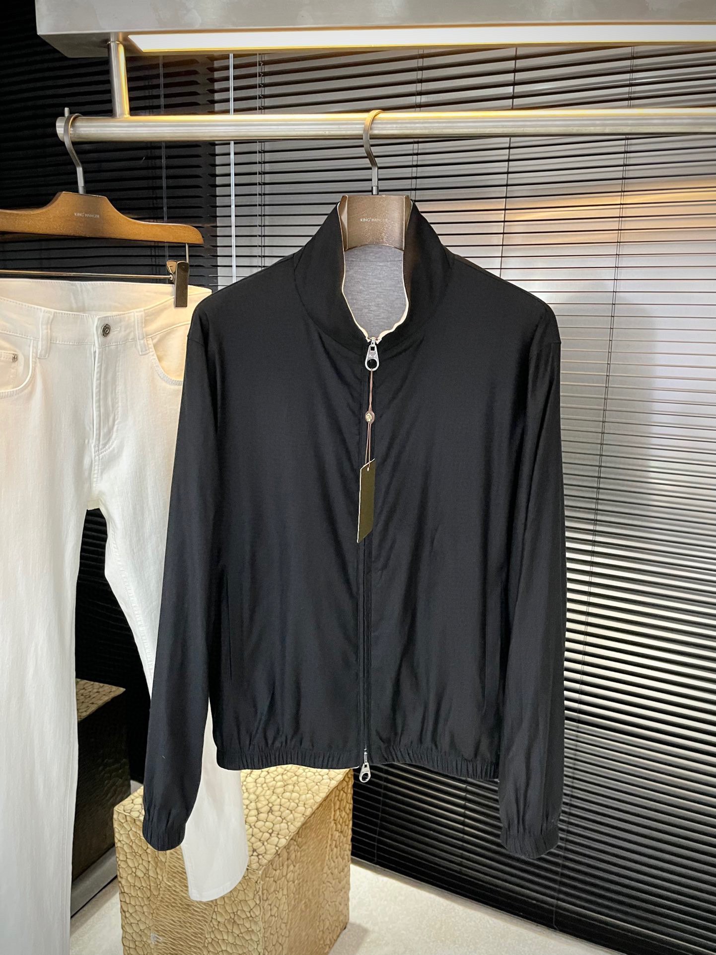 NO:597489,P LP (nuoyoupanya) is highly recommended!  2025 autumn and winter new products are on sale simultaneously on the official website. Simple and elegant jacket. Imported original high-quality polyester fiber fabric. The sag and gloss are definitely uplifting. The placket design is more youthful and energetic. The workmanship is neat and smooth. All hardware accessories are supplied by customers and have logo top accessories. At first glance, they are high-end fabrics. This fabric is custom-woven and is a good product from a regular factory. There is nothing picky about it. This kind of jacket is for regular wear and is very practical. Size  48-56,,loro piana,jackets & coats,jackets & coats,alexander wang19860909P LP（诺悠翩雅）重磅推荐！2025秋冬新品 官网同步发售 简约大方夹克 进口原版高品质聚脂纤维面料,垂度和光泽绝对是提气,门襟设计 更显青春活力,车工走线整齐平整,所有五金附料都是客供带logo顶级配件 一看就是高档的面料 这种面料都是定织的 正规大厂途径出来的好货,无任何有挑剔的地方 这样的一件外套属于常备常穿的,实用性很强.尺码 48-56,,loro piana,jackets & coats,jackets & coats,alexander wang,Men's clothing