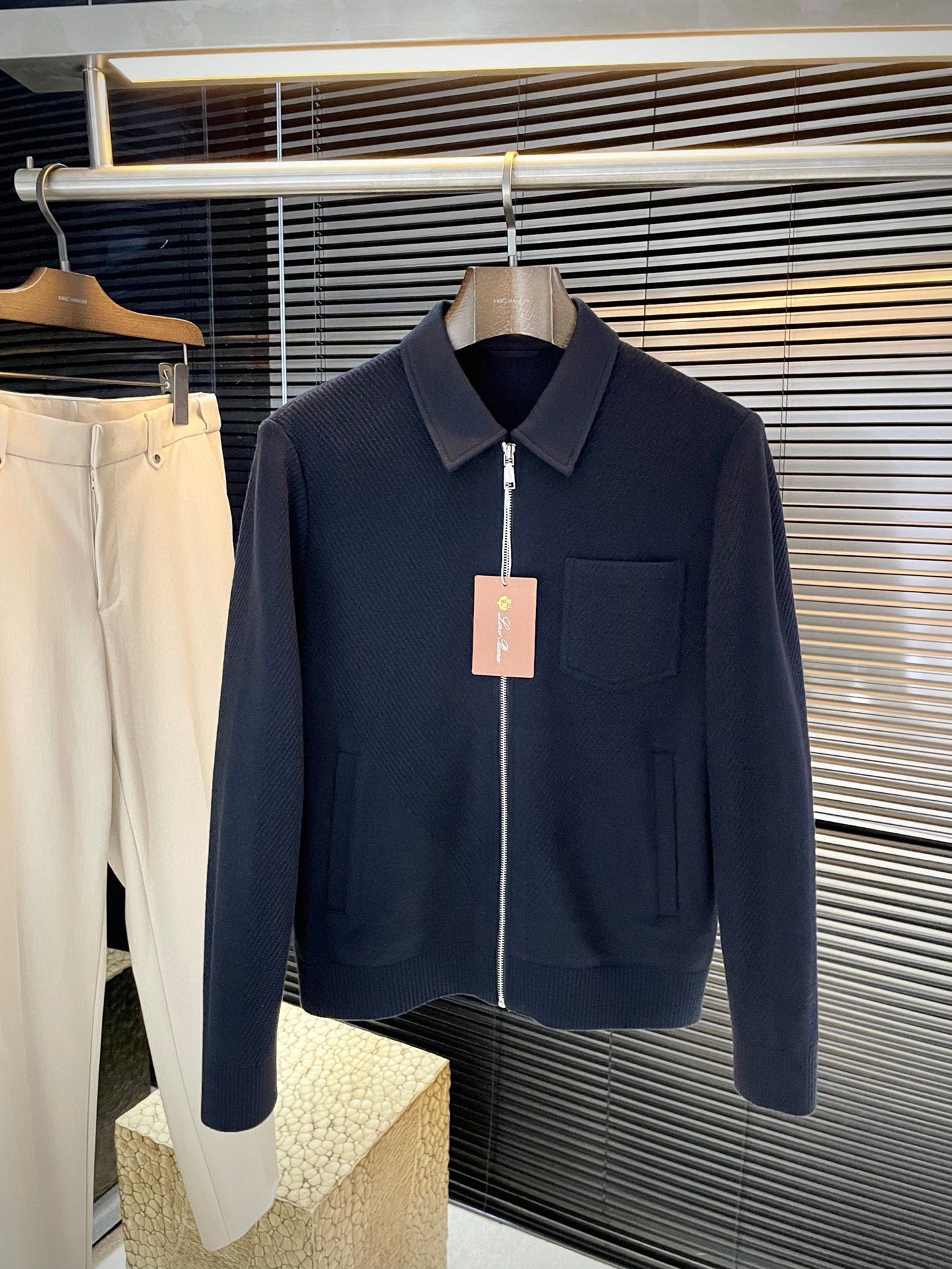 NO:597491,P LP (nuoyoupanya) is highly recommended!  2025 autumn and winter new products are on sale simultaneously on the official website. Simple large knitted jacket. Imported original high-quality sheep wool acrylic fabric. The sag and gloss are definitely uplifting. The placket design is more youthful and energetic. The workmanship is neat and smooth. All hardware accessories are supplied by customers and have logos. At first glance, it is a high-end fabric. This fabric is all custom-woven. It is a good product from a regular large factory, and there is nothing picky about it.  This kind of jacket is always worn and very practical. Sizes 48-56 are shipped next day, loro piana,jackets & coats,jackets & coats,alexander wang19860909P LP（诺悠翩雅）重磅推荐！2025秋冬新品 官网同步发售 简约大方针织夹克 进口原版高品质绵羊毛腈纶面料,垂度和光泽绝对是提气,门襟设计 更显青春活力,车工走线整齐平整,所有五金附料都是客供带logo顶级配件 一看就是高档的面料 这种面料都是定织的 正规大厂途径出来的好货,无任何有挑剔的地方 这样的一件外套属于常备常穿的,实用性很强.尺码 48-56 隔天出货,,loro piana,jackets & coats,jackets & coats,alexander wang,Men's clothing