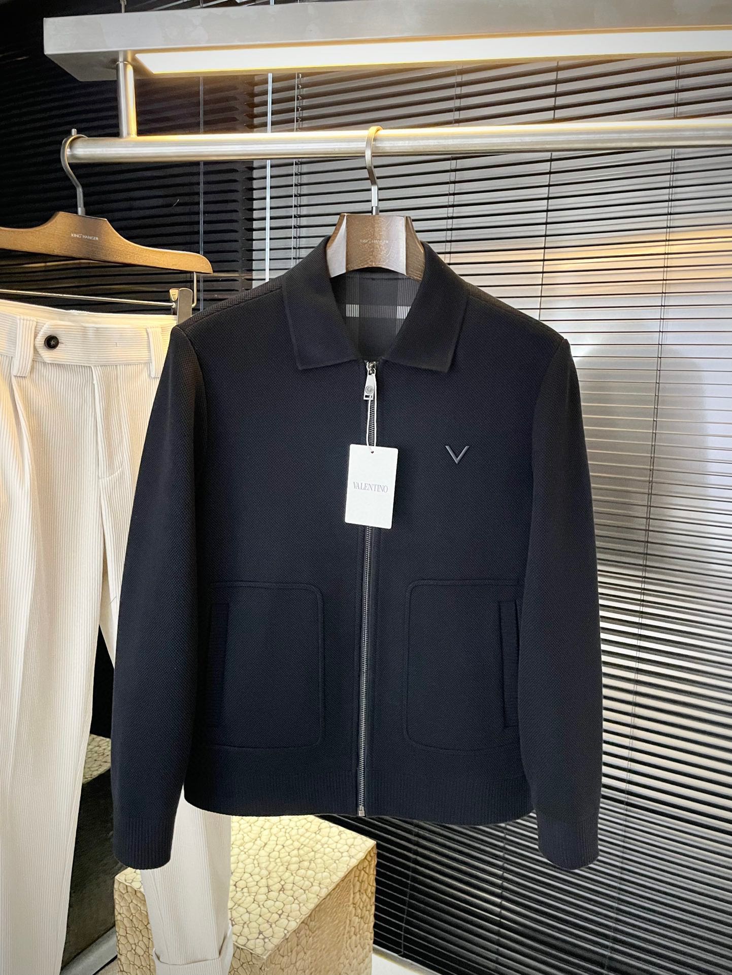 NO:597493,P VLTN-(Valentino) highly recommended!  New products for fall 2025 are on sale simultaneously on the official website. Simple and elegant jacket. Imported original high-quality viscose fabric. The sag and gloss are definitely refreshing. The placket design is more youthful and energetic. The workmanship is neat and smooth. All hardware accessories are supplied by customers and have logo top accessories. At first glance, they are high-end fabrics. These fabrics are custom-woven. They are good products from regular manufacturers and there is nothing picky about them. This kind of jacket is for regular wear and is very practical. Size  48-56,,valentino,jackets & coats,jackets & coats,alexander wang19860909P  VLTN-（华伦天奴）重磅推荐！2025秋季新品 官网同步发售 简约大方夹克 进口原版高品质粘胶面料,垂度和光泽绝对是提气,门襟设计 更显青春活力,车工走线整齐平整,所有五金附料都是客供带logo顶级配件 一看就是高档的面料 这种面料都是定织的 正规大厂途径出来的好货,无任何有挑剔的地方 这样的一件外套属于常备常穿的,实用性很强.尺码 48-56,,valentino,jackets & coats,jackets & coats,alexander wang,Men's clothing