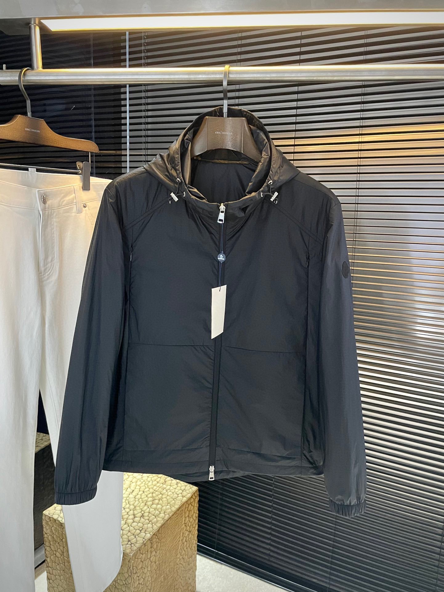 NO:597495,P Monch is highly recommended!  2025 autumn and winter new products are on sale simultaneously on the official website. Simple and elegant double-sided jacket. Imported original high-quality polyester fiber fabric. The sag and luster are definitely uplifting. The placket design is more youthful and energetic. The sewing lines are neat and smooth. All hardware accessories are supplied by customers and have top-notch logo accessories. At first glance, they are high-end fabrics. These fabrics are all custom-woven. They are good products from regular manufacturers, and there is nothing picky about them. This kind of jacket is for regular wear and is very practical. Size  48-56,,Moncler,jackets & coats,jackets & coats,alexander wang19860909P Monch（蒙口）重磅推荐！2025秋冬新品 官网同步发售 简约大方双面夹克 进口原版高品质聚脂纤维面料,垂度和光泽绝对是提气,门襟设计 更显青春活力,车工走线整齐平整,所有五金附料都是客供带logo顶级配件 一看就是高档的面料 这种面料都是定织的 正规大厂途径出来的好货,无任何有挑剔的地方 这样的一件外套属于常备常穿的,实用性很强.尺码 48-56,,Moncler,jackets & coats,jackets & coats,alexander wang,Men's clothing