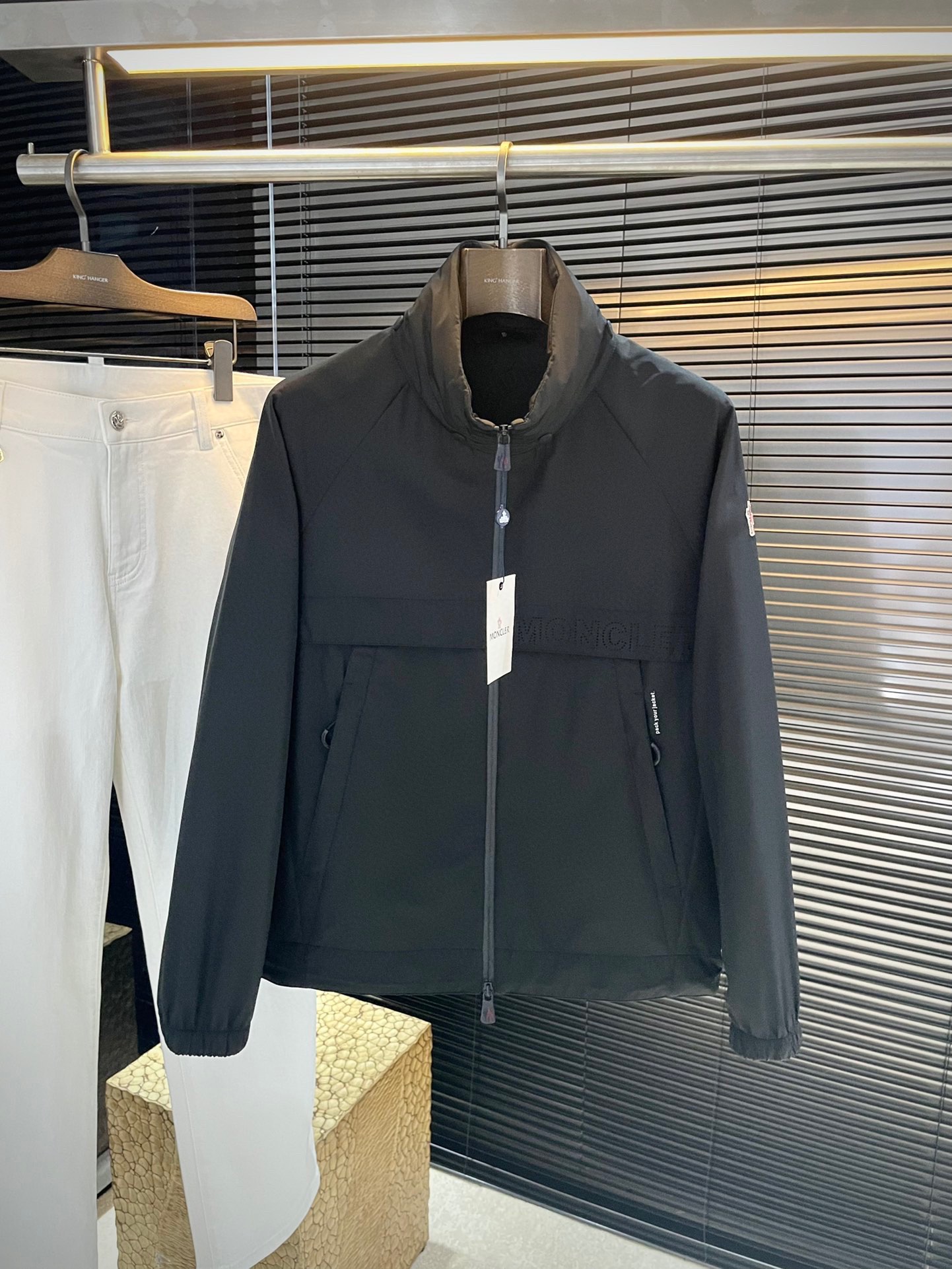 NO:597497,P Monch is highly recommended!  2025 autumn and winter new products are on sale simultaneously on the official website. Simple and elegant jacket. Imported original high-quality polyester fiber fabric. The sag and gloss are definitely uplifting. The placket design is more youthful and energetic. The workmanship is neat and smooth. All hardware accessories are supplied by customers and have logo top accessories. At first glance, they are high-end fabrics. This fabric is custom-woven and is a good product from a regular factory. There is nothing picky about it. This kind of jacket is for regular wear and is very practical. Size  48-56,,Moncler,jackets & coats,jackets & coats,alexander wang19860909P Monch（蒙口）重磅推荐！2025秋冬新品 官网同步发售 简约大方夹克 进口原版高品质聚脂纤维面料,垂度和光泽绝对是提气,门襟设计 更显青春活力,车工走线整齐平整,所有五金附料都是客供带logo顶级配件 一看就是高档的面料 这种面料都是定织的 正规大厂途径出来的好货,无任何有挑剔的地方 这样的一件外套属于常备常穿的,实用性很强.尺码 48-56,,Moncler,jackets & coats,jackets & coats,alexander wang,Men's clothing