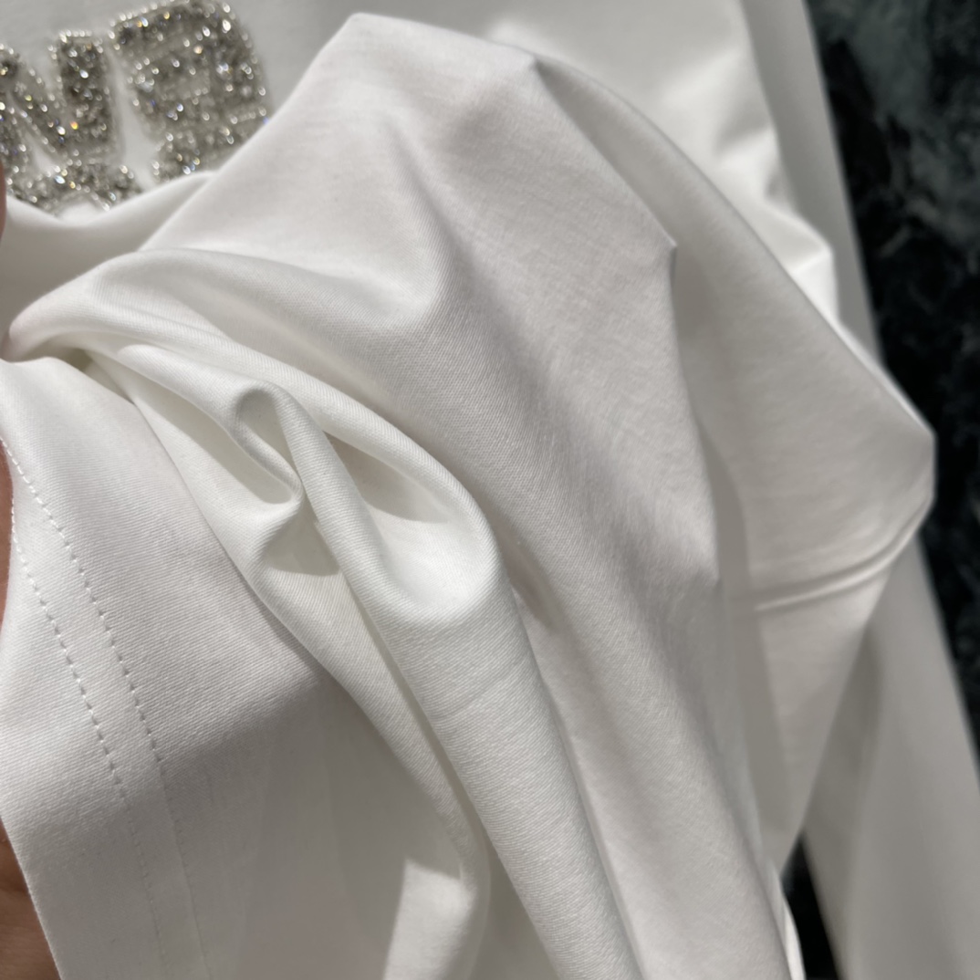 大王 25秋冬新款 水钻Logo长袖T恤 胸前银色水钻Logo超吸睛计简约又有细节感 百搭不挑人 日常休