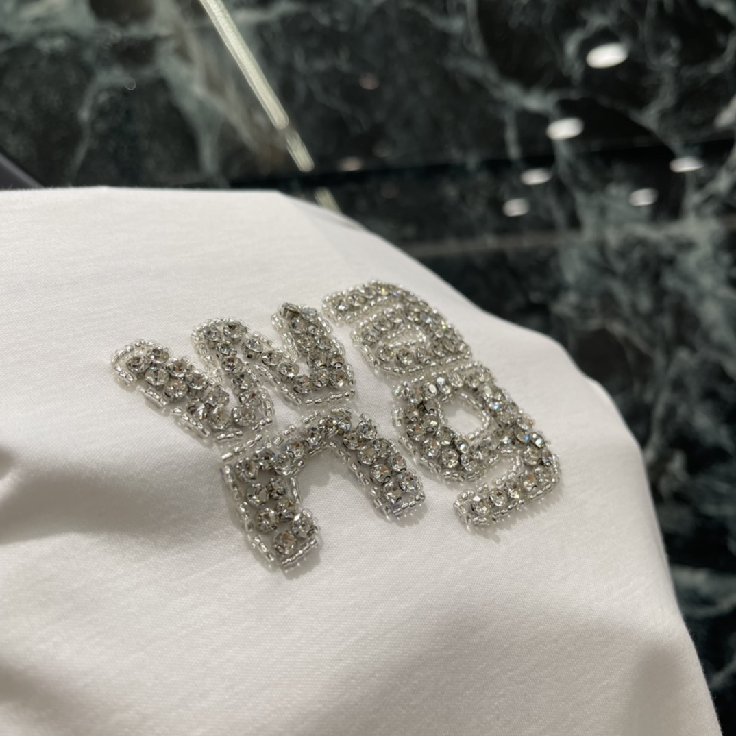 大王 25秋冬新款 水钻Logo长袖T恤 胸前银色水钻Logo超吸睛计简约又有细节感 百搭不挑人 日常休