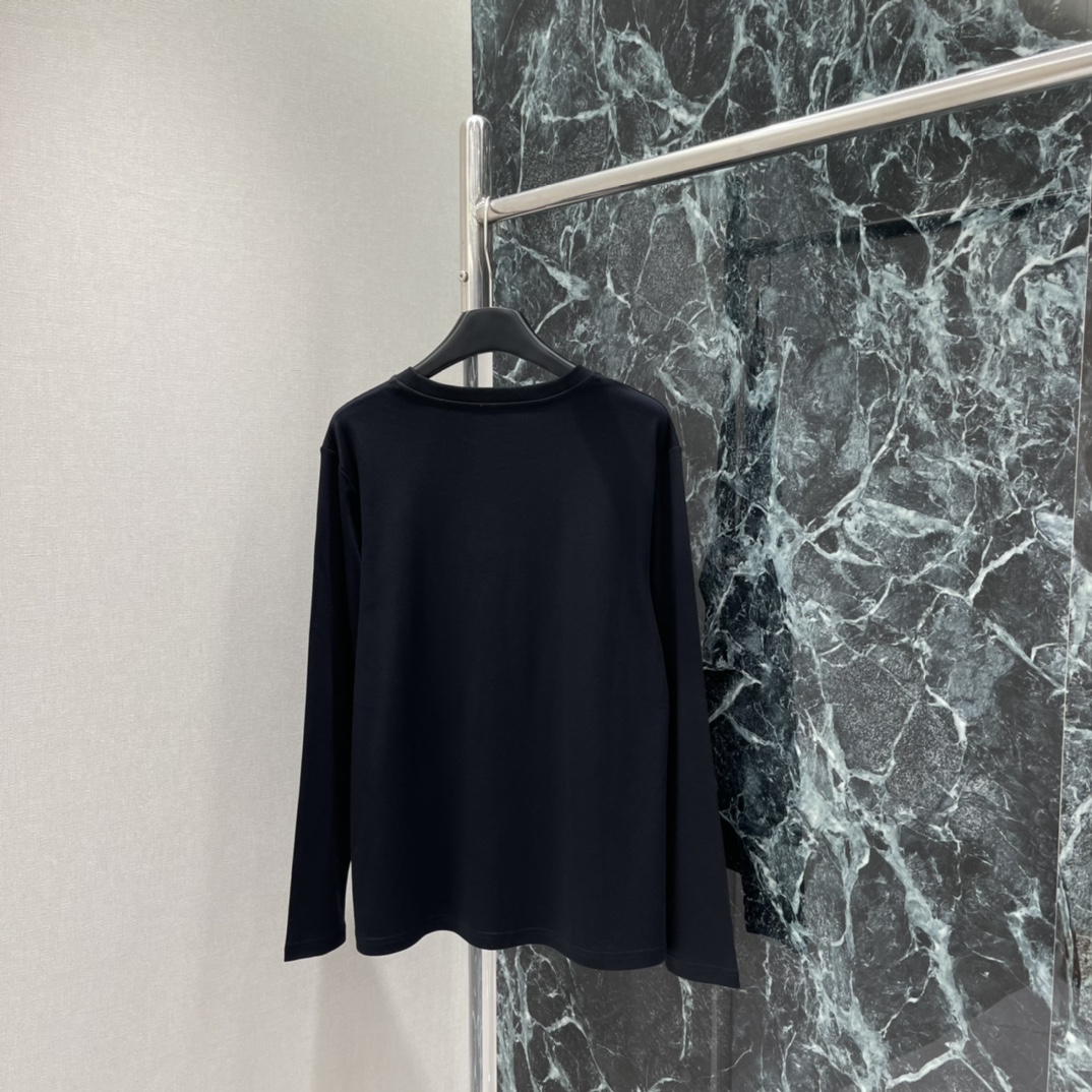 大王 25秋冬新款 水钻Logo长袖T恤 胸前银色水钻Logo超吸睛计简约又有细节感 百搭不挑人 日常休