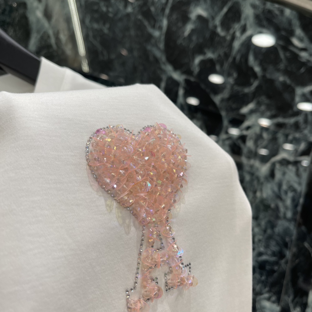 Ami 25秋冬新款 珠片爱心短袖T恤 少女感满满 简约百搭 春夏穿超合适 随手搭牛仔裤或短裙都很出彩!