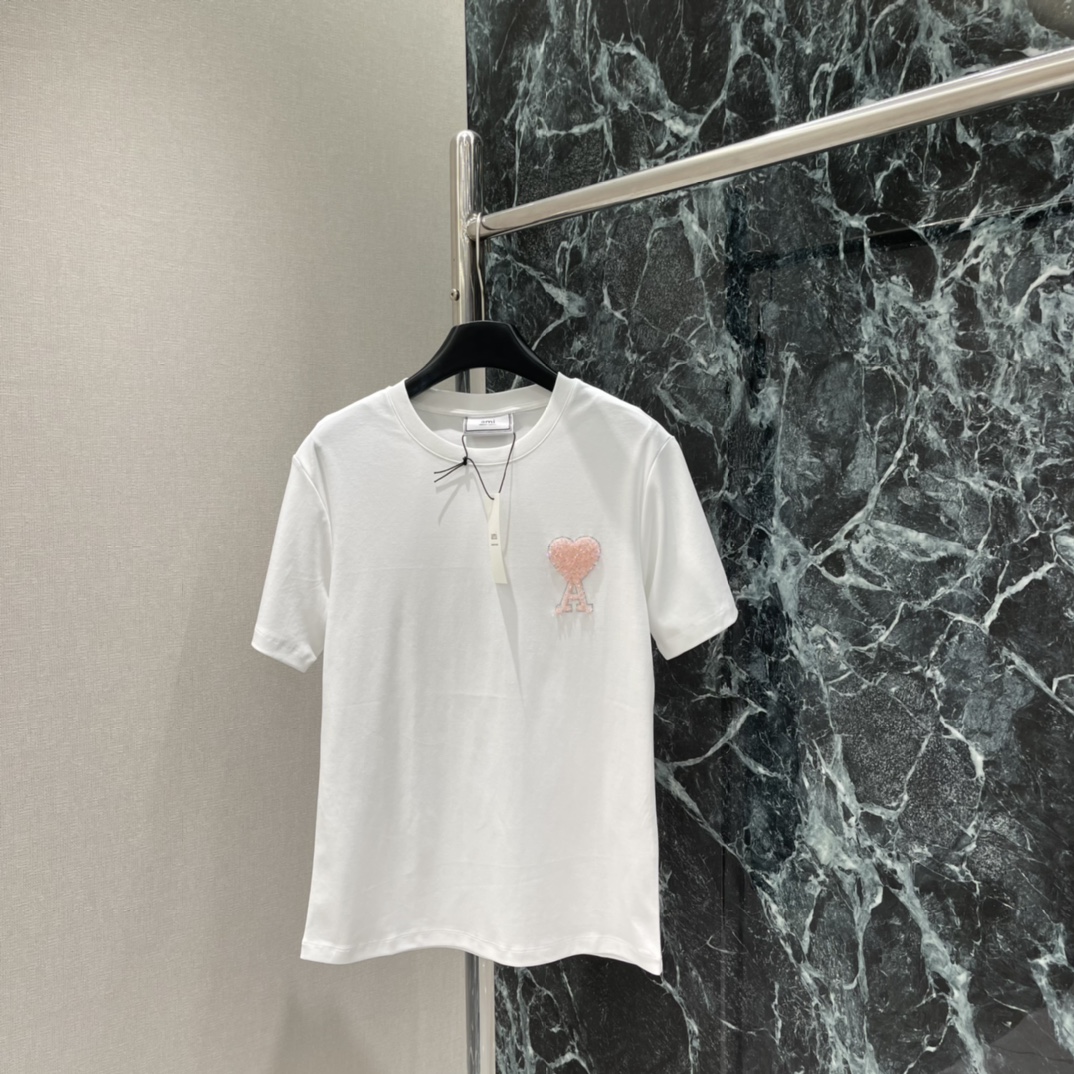 Ami 25秋冬新款 珠片爱心短袖T恤 少女感满满 简约百搭 春夏穿超合适 随手搭牛仔裤或短裙都很出彩!