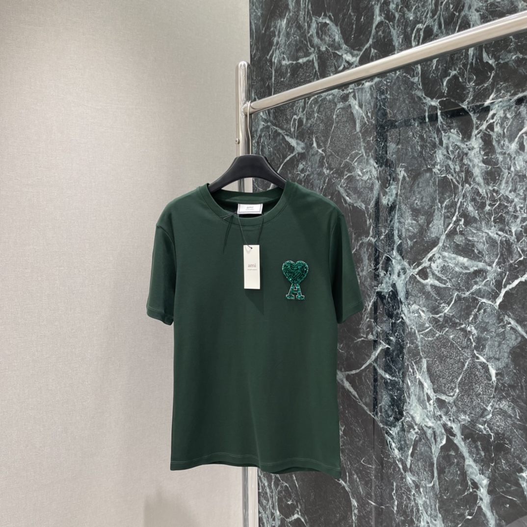 Ami 25秋冬新款 珠片爱心短袖T恤 少女感满满 简约百搭 春夏穿超合适 随手搭牛仔裤或短裙都很出彩!