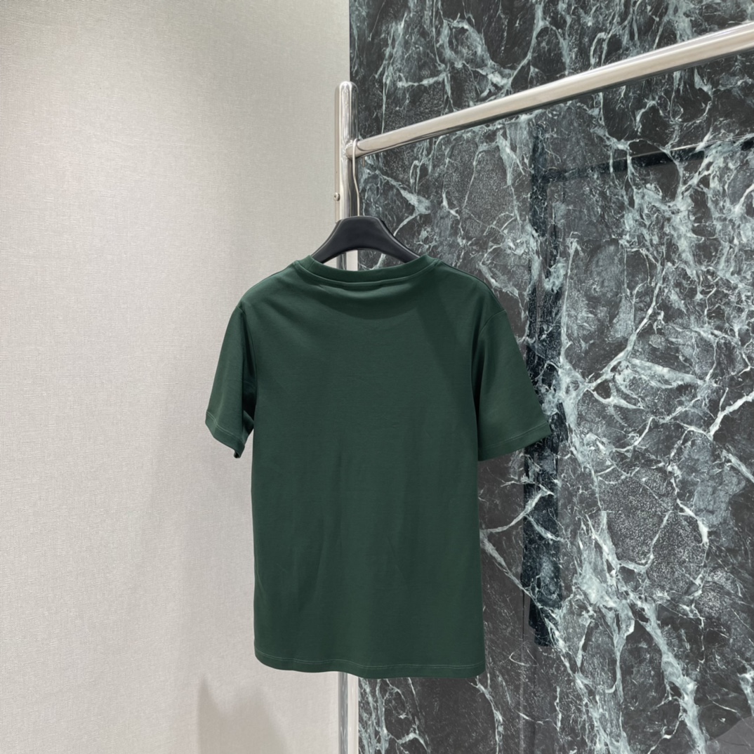 Ami 25秋冬新款 珠片爱心短袖T恤 少女感满满 简约百搭 春夏穿超合适 随手搭牛仔裤或短裙都很出彩!