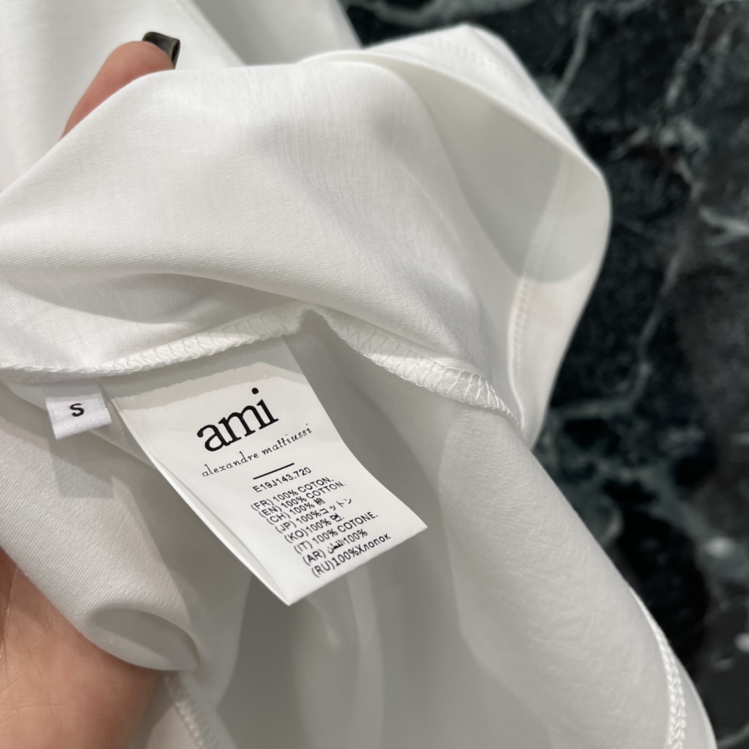 Ami 25秋冬新款 珠片爱心短袖T恤 少女感满满 简约百搭 春夏穿超合适 随手搭牛仔裤或短裙都很出彩!