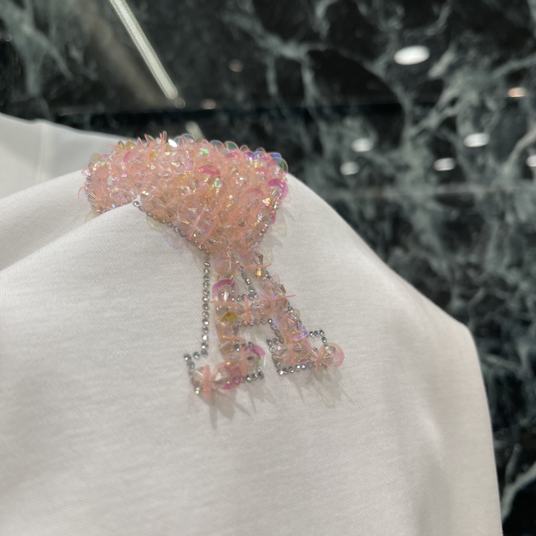 Ami 25秋冬新款 珠片爱心短袖T恤 少女感满满 简约百搭 春夏穿超合适 随手搭牛仔裤或短裙都很出彩!