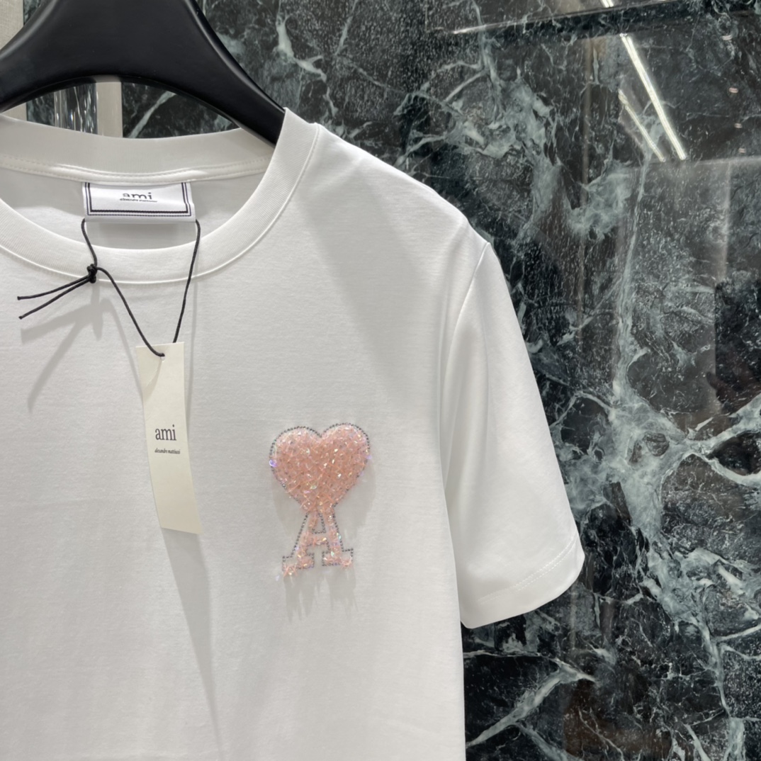 Ami 25秋冬新款 珠片爱心短袖T恤 少女感满满 简约百搭 春夏穿超合适 随手搭牛仔裤或短裙都很出彩!