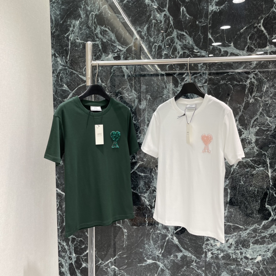 Ami 25秋冬新款 珠片爱心短袖T恤 少女感满满 简约百搭 春夏穿超合适 随手搭牛仔裤或短裙都很出彩!