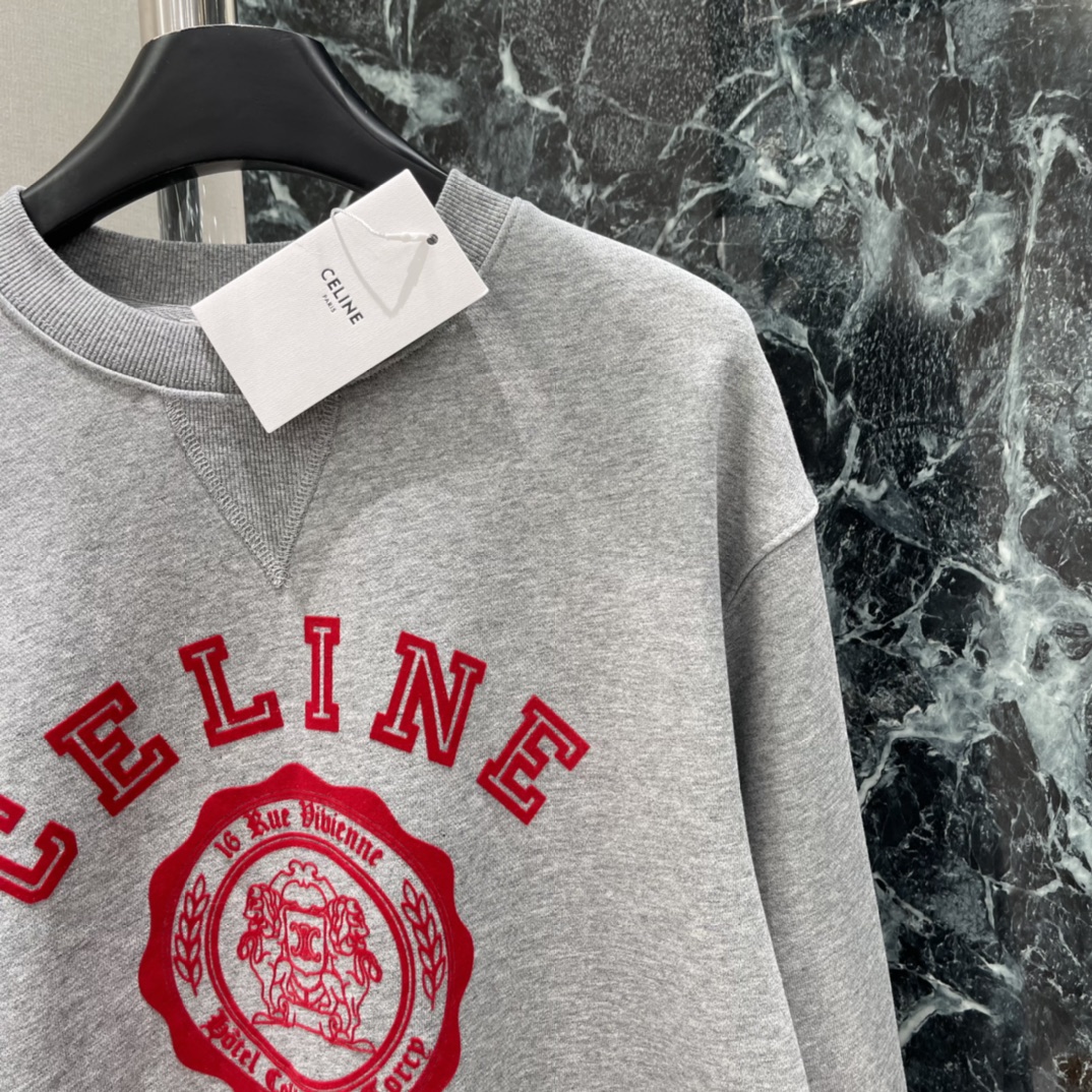 CE 25秋冬新款 徽标植绒字母卫衣 胸前凯旋门徽标，复古学院风满满。宽松版型，男女都能穿，初冬搭配保暖