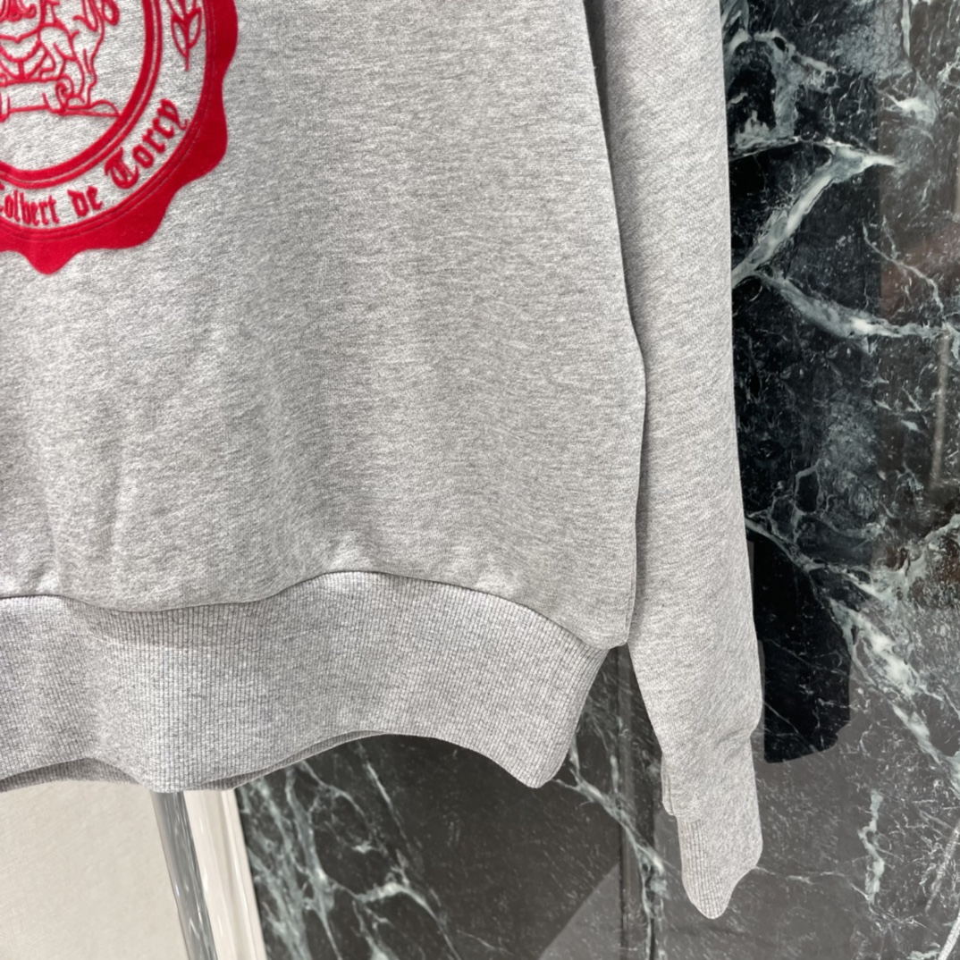 CE 25秋冬新款 徽标植绒字母卫衣 胸前凯旋门徽标，复古学院风满满。宽松版型，男女都能穿，初冬搭配保暖