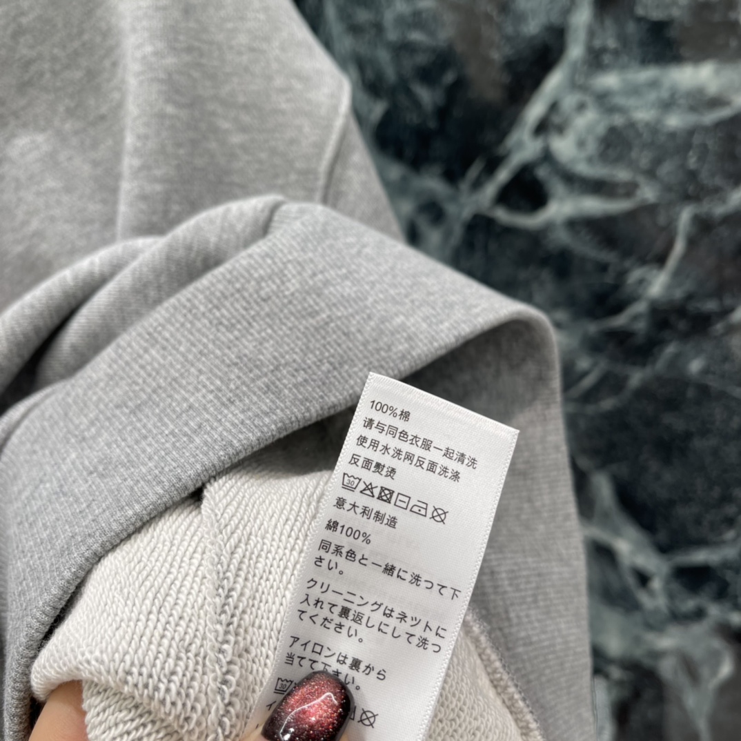 CE 25秋冬新款 徽标植绒字母卫衣 胸前凯旋门徽标，复古学院风满满。宽松版型，男女都能穿，初冬搭配保暖