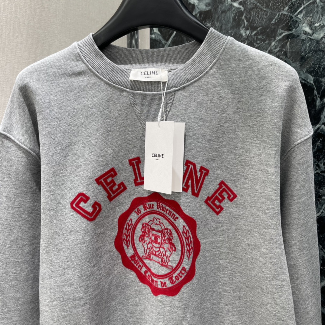 CE 25秋冬新款 徽标植绒字母卫衣 胸前凯旋门徽标，复古学院风满满。宽松版型，男女都能穿，初冬搭配保暖