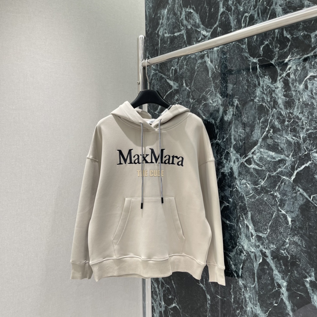 Maxmar* 25秋冬新款 刺绣字母连帽卫衣 简约高级感满满。连帽+抽绳设计，休闲又实用，宽松直筒版型