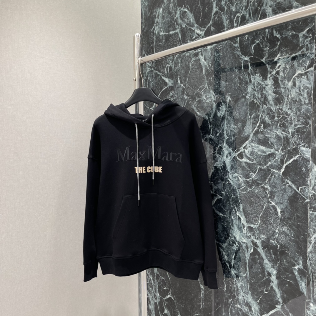 Maxmar* 25秋冬新款 刺绣字母连帽卫衣 简约高级感满满。连帽+抽绳设计，休闲又实用，宽松直筒版型