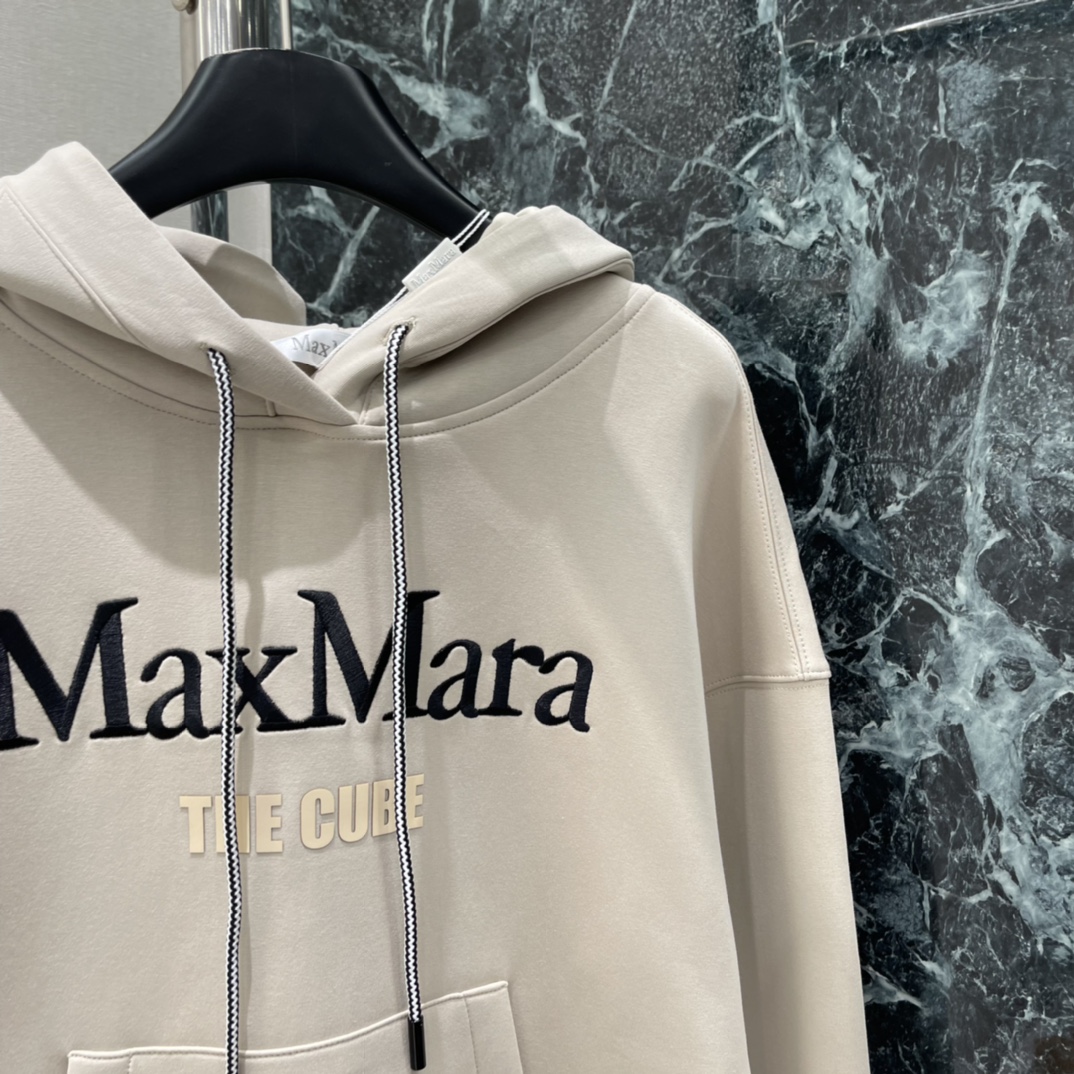 Maxmar* 25秋冬新款 刺绣字母连帽卫衣 简约高级感满满。连帽+抽绳设计，休闲又实用，宽松直筒版型