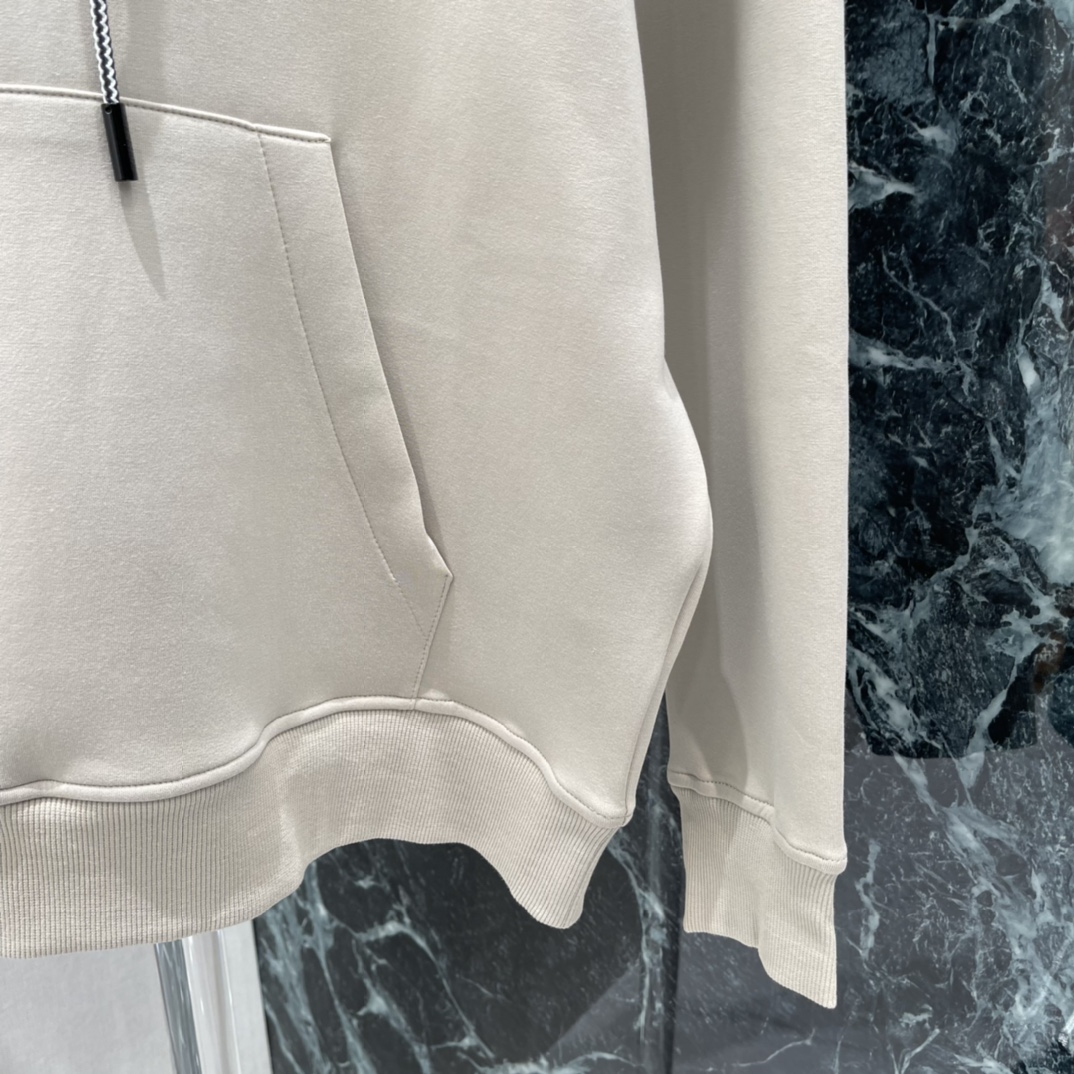 Maxmar* 25秋冬新款 刺绣字母连帽卫衣 简约高级感满满。连帽+抽绳设计，休闲又实用，宽松直筒版型