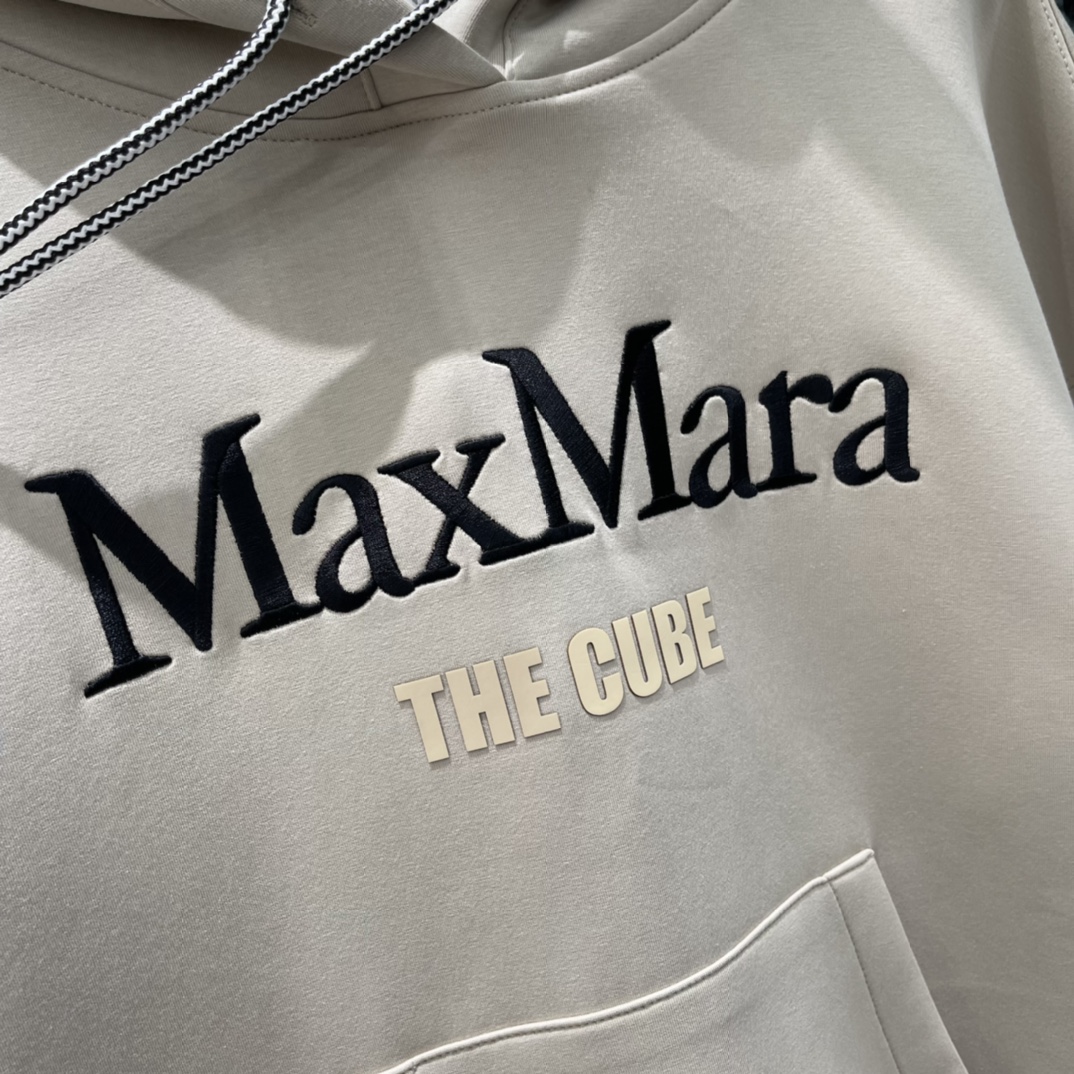 Maxmar* 25秋冬新款 刺绣字母连帽卫衣 简约高级感满满。连帽+抽绳设计，休闲又实用，宽松直筒版型