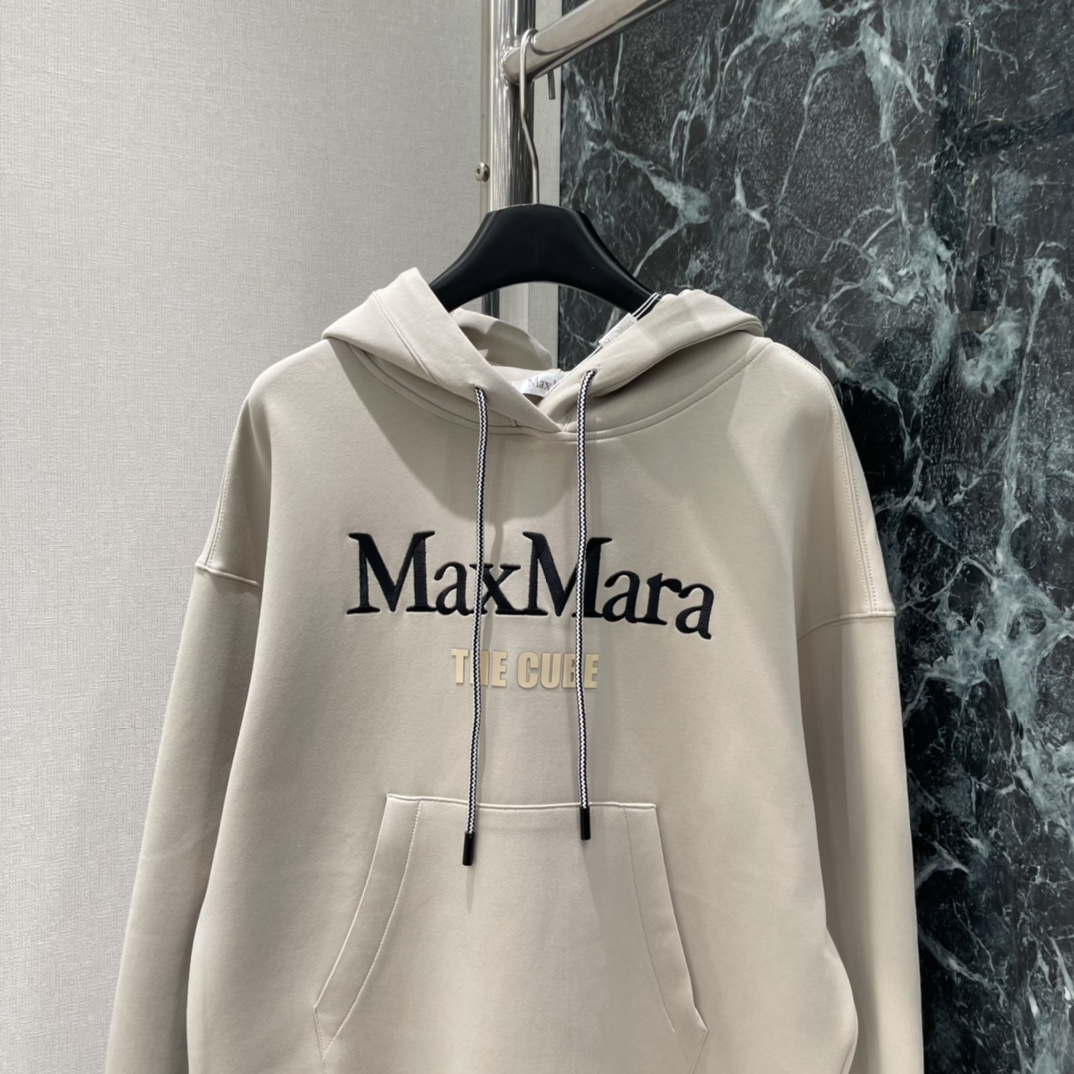 Maxmar* 25秋冬新款 刺绣字母连帽卫衣 简约高级感满满。连帽+抽绳设计，休闲又实用，宽松直筒版型