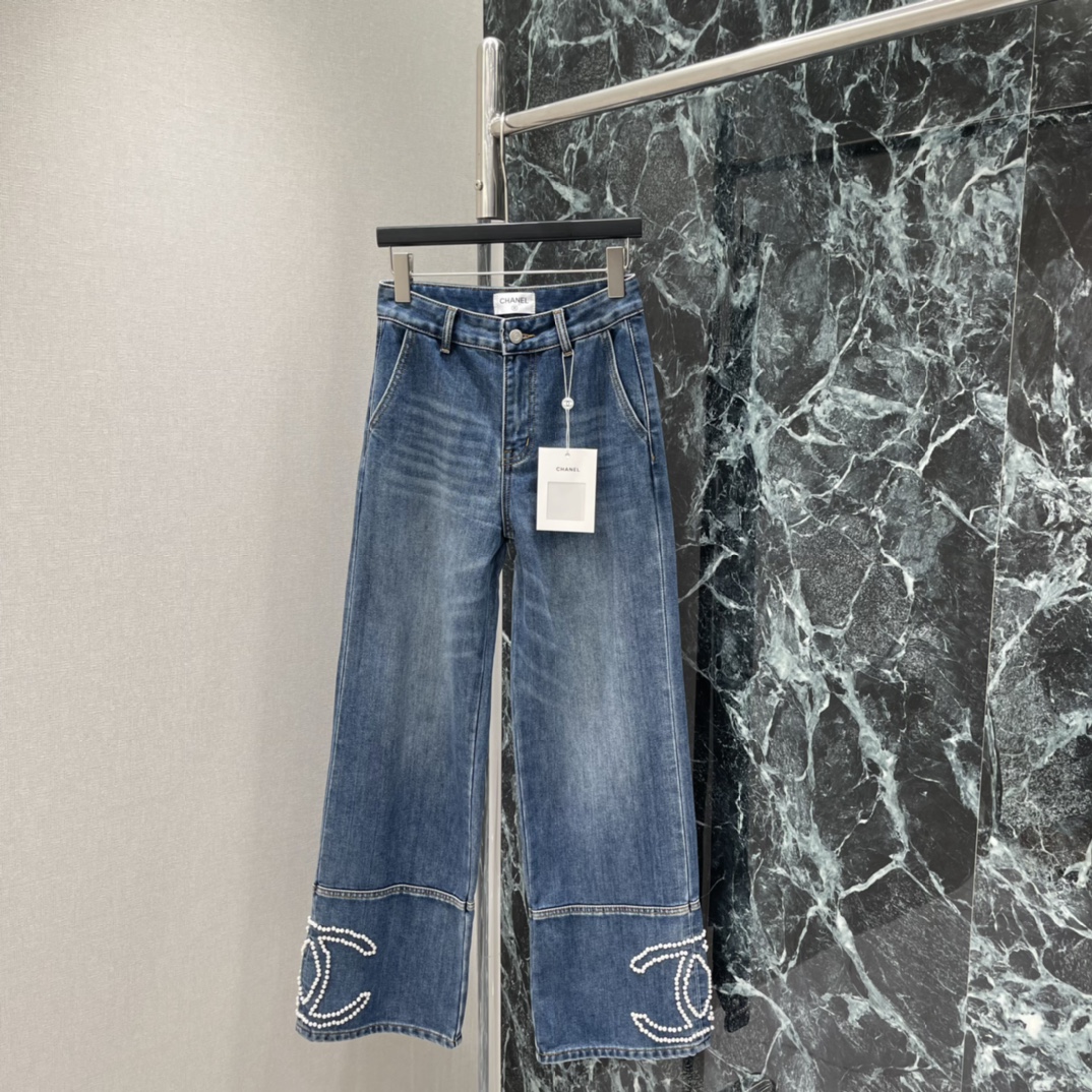 小香 25秋冬新款 重工订珠牛仔裤 双C Logo订珠，奢华感满满计 裤脚喇叭设计 复古又时髦 宽松版型