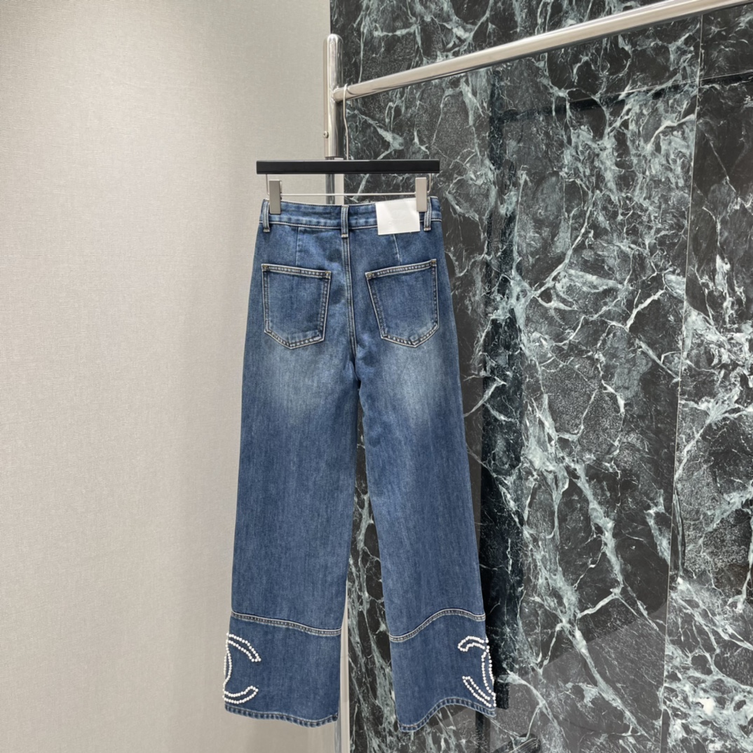 小香 25秋冬新款 重工订珠牛仔裤 双C Logo订珠，奢华感满满计 裤脚喇叭设计 复古又时髦 宽松版型