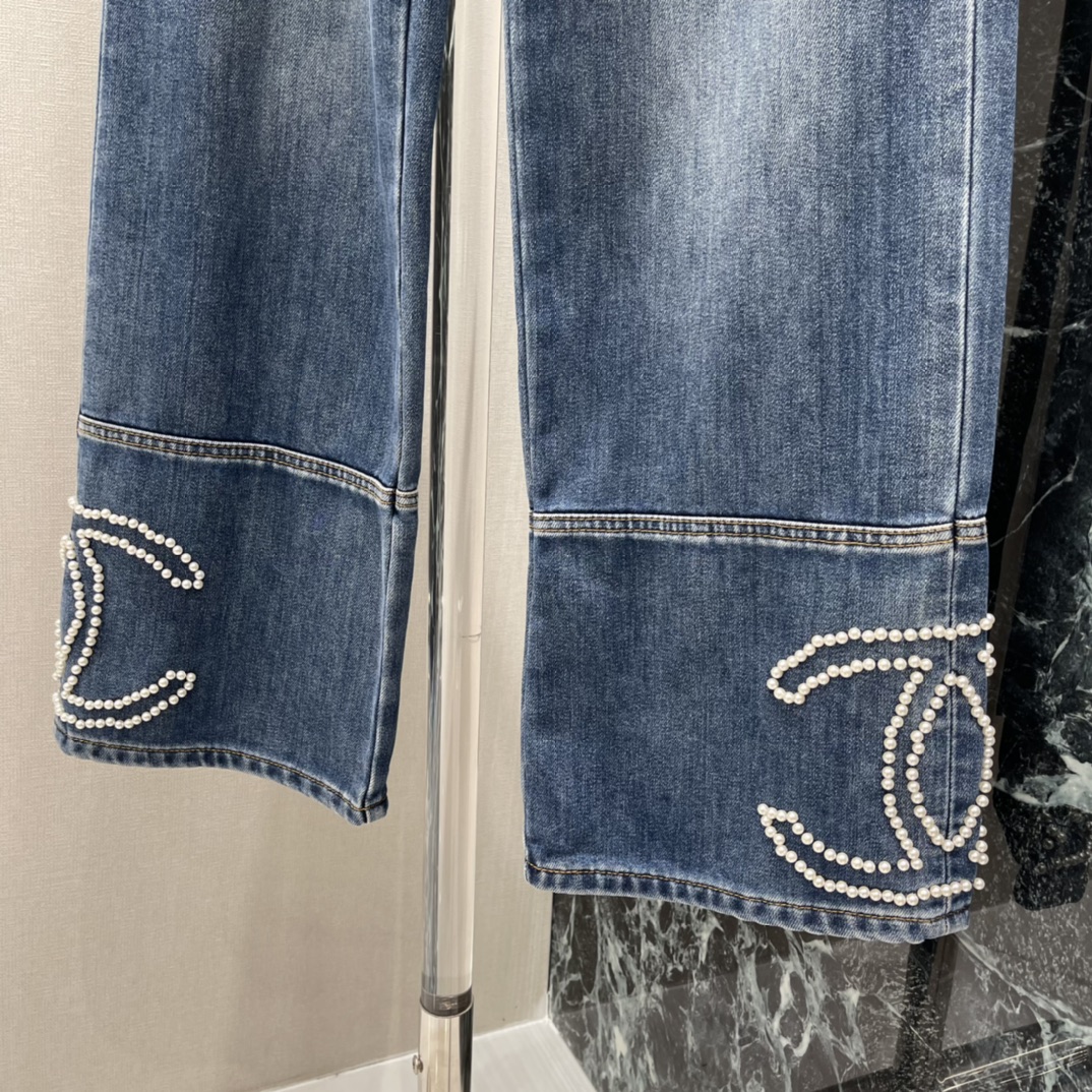 小香 25秋冬新款 重工订珠牛仔裤 双C Logo订珠，奢华感满满计 裤脚喇叭设计 复古又时髦 宽松版型