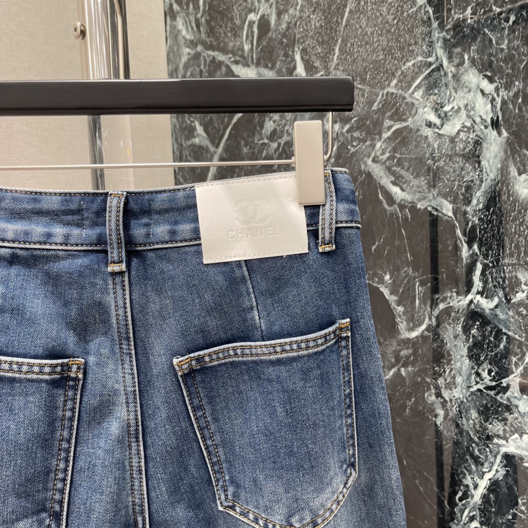 小香 25秋冬新款 重工订珠牛仔裤 双C Logo订珠，奢华感满满计 裤脚喇叭设计 复古又时髦 宽松版型