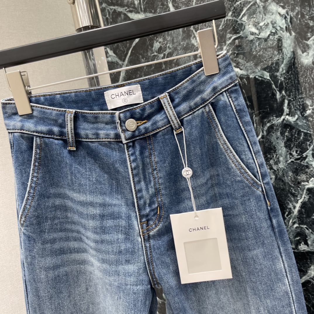 小香 25秋冬新款 重工订珠牛仔裤 双C Logo订珠，奢华感满满计 裤脚喇叭设计 复古又时髦 宽松版型