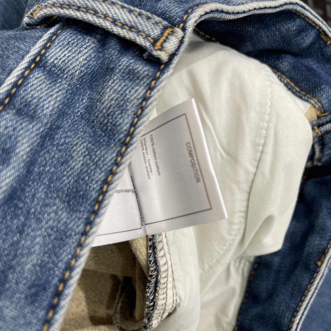 小香 25秋冬新款 重工订珠牛仔裤 双C Logo订珠，奢华感满满计 裤脚喇叭设计 复古又时髦 宽松版型