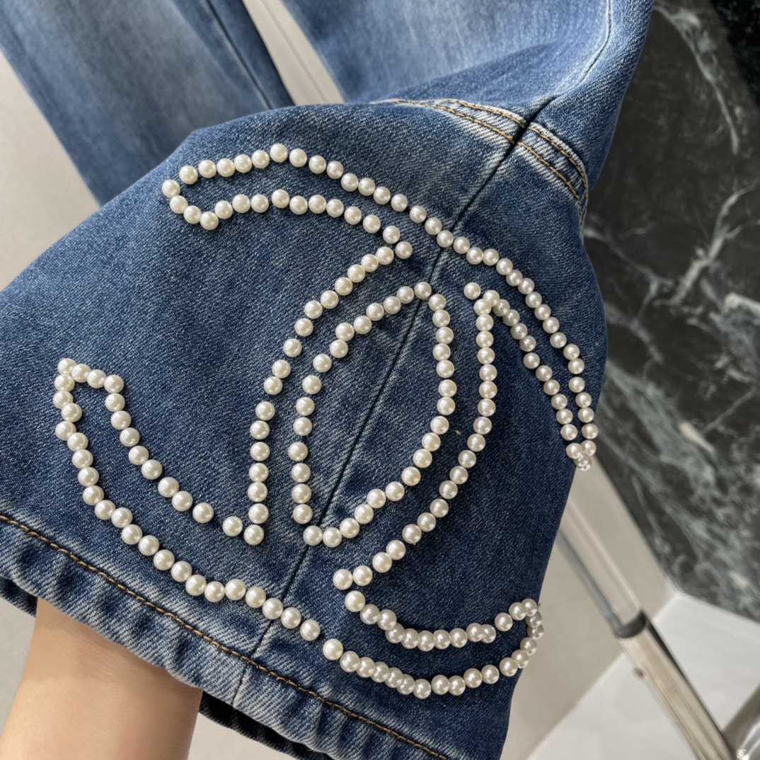 小香 25秋冬新款 重工订珠牛仔裤 双C Logo订珠，奢华感满满计 裤脚喇叭设计 复古又时髦 宽松版型