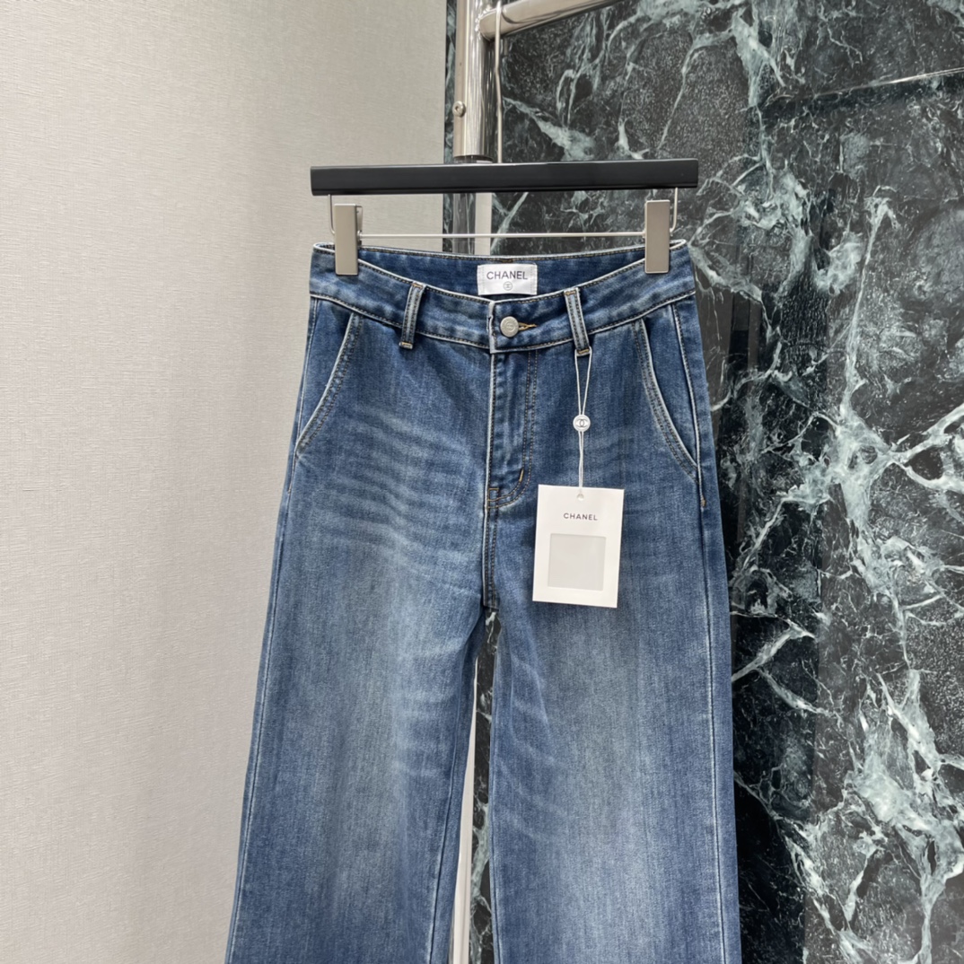 小香 25秋冬新款 重工订珠牛仔裤 双C Logo订珠，奢华感满满计 裤脚喇叭设计 复古又时髦 宽松版型