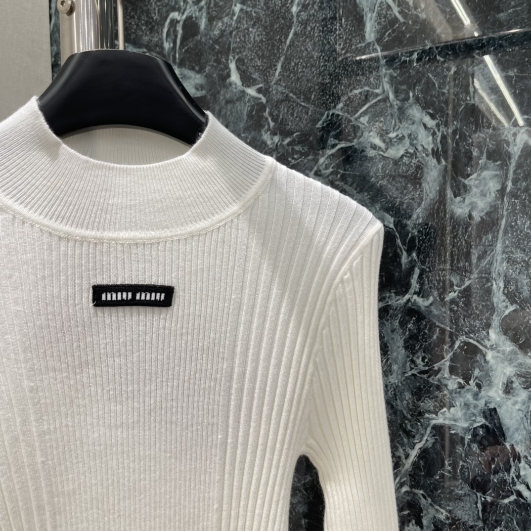 Miu 25秋冬新款 微标针织长袖打底衫 半高领+长袖 秋冬穿刚刚好 面料弹性好，紧身or宽松都能hol