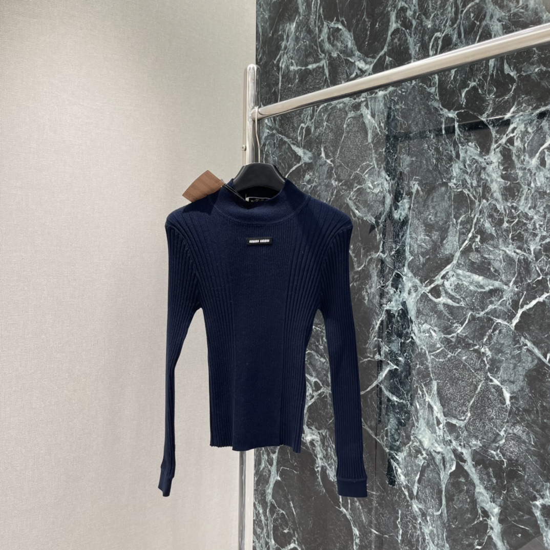 Miu 25秋冬新款 微标针织长袖打底衫 半高领+长袖 秋冬穿刚刚好 面料弹性好，紧身or宽松都能hol