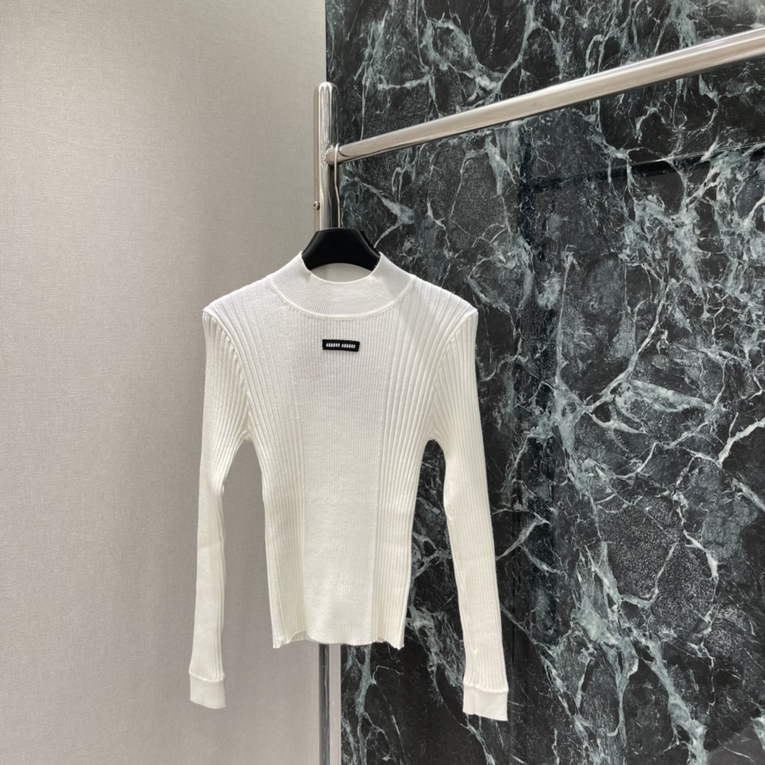Miu 25秋冬新款 微标针织长袖打底衫 半高领+长袖 秋冬穿刚刚好 面料弹性好，紧身or宽松都能hol