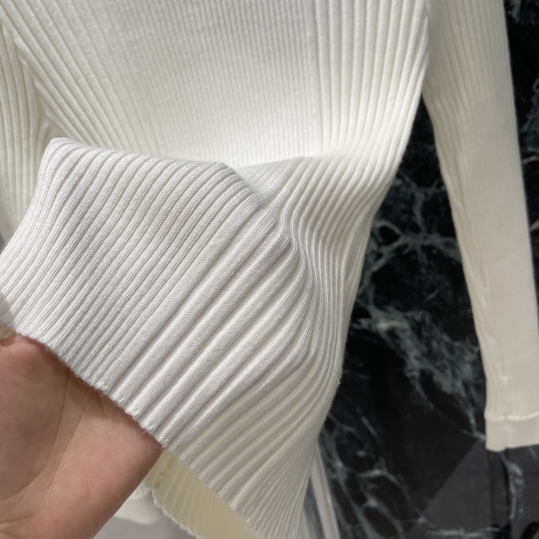 Miu 25秋冬新款 微标针织长袖打底衫 半高领+长袖 秋冬穿刚刚好 面料弹性好，紧身or宽松都能hol