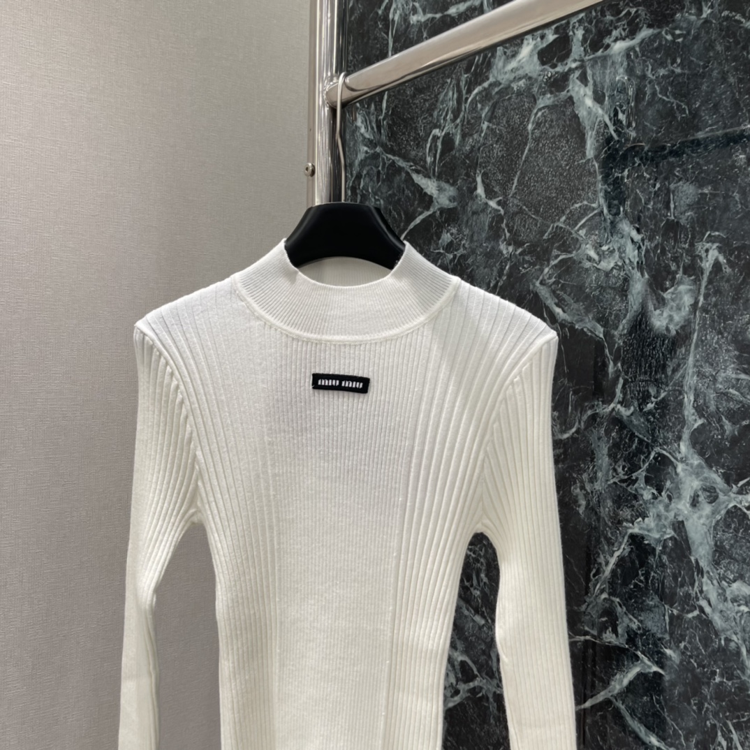 Miu 25秋冬新款 微标针织长袖打底衫 半高领+长袖 秋冬穿刚刚好 面料弹性好，紧身or宽松都能hol
