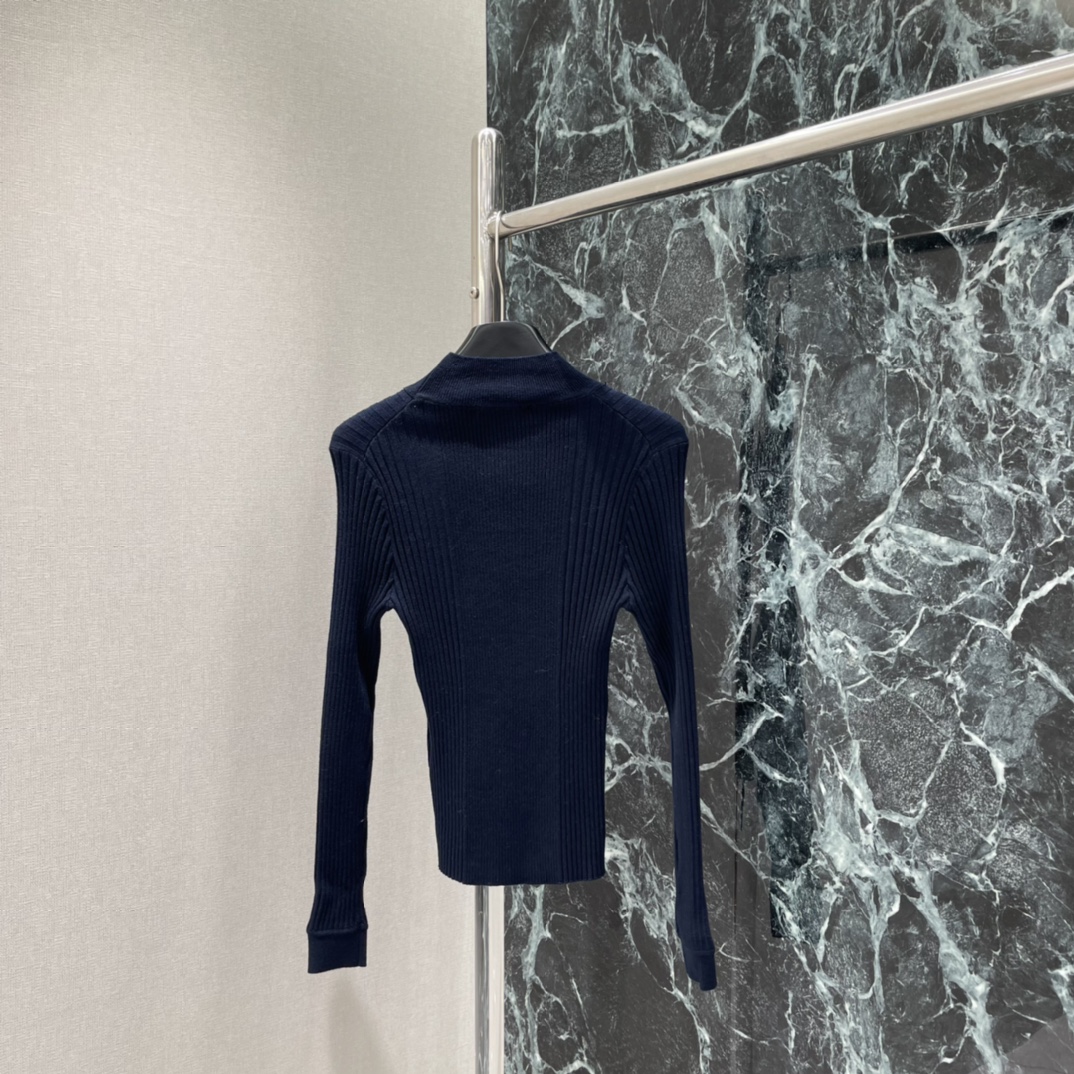 Miu 25秋冬新款 微标针织长袖打底衫 半高领+长袖 秋冬穿刚刚好 面料弹性好，紧身or宽松都能hol